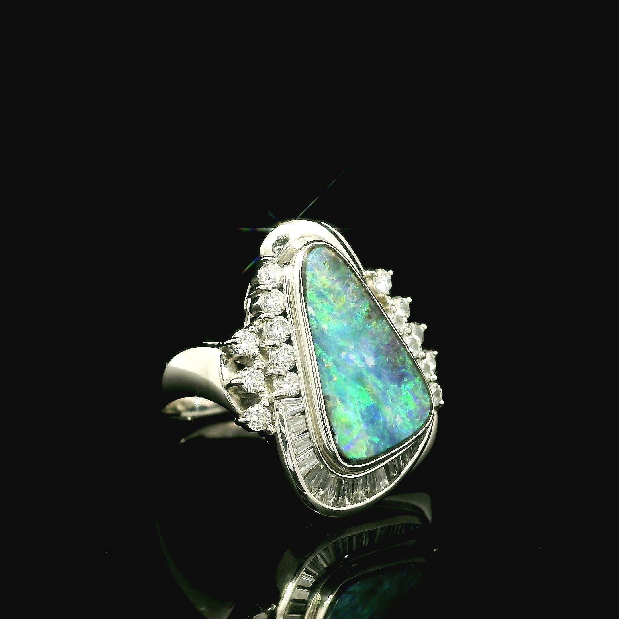Anello con castone in platino con opale Boulder colorato e accenti di diamanti in vendita 7