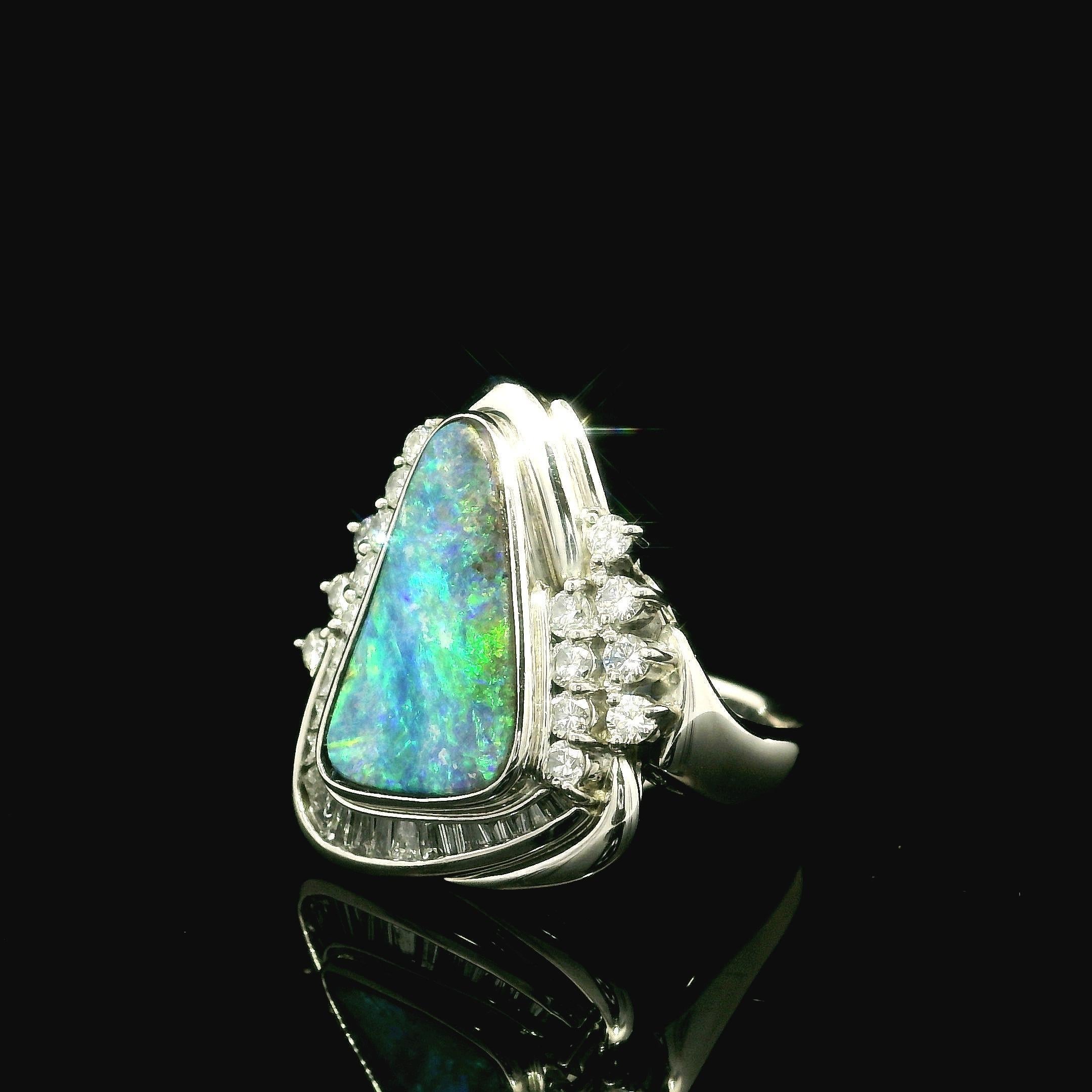 Anello con castone in platino con opale Boulder colorato e accenti di diamanti in vendita 8