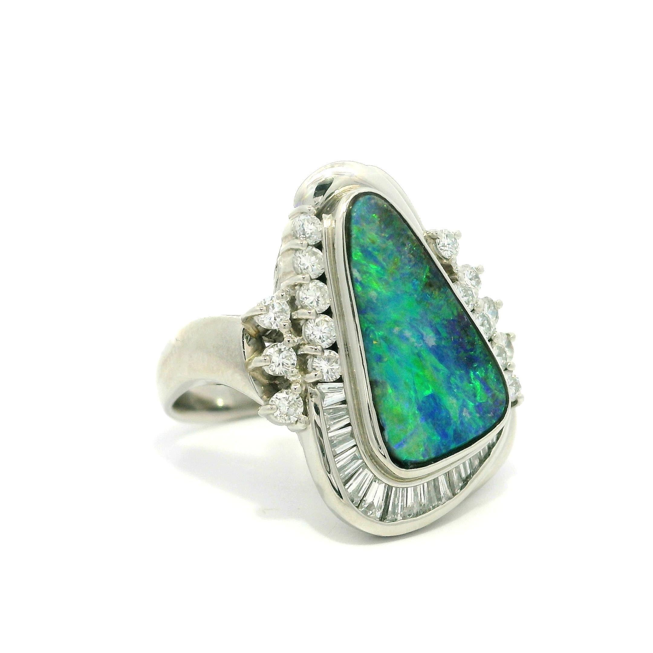 Anello con castone in platino con opale Boulder colorato e accenti di diamanti in vendita 10