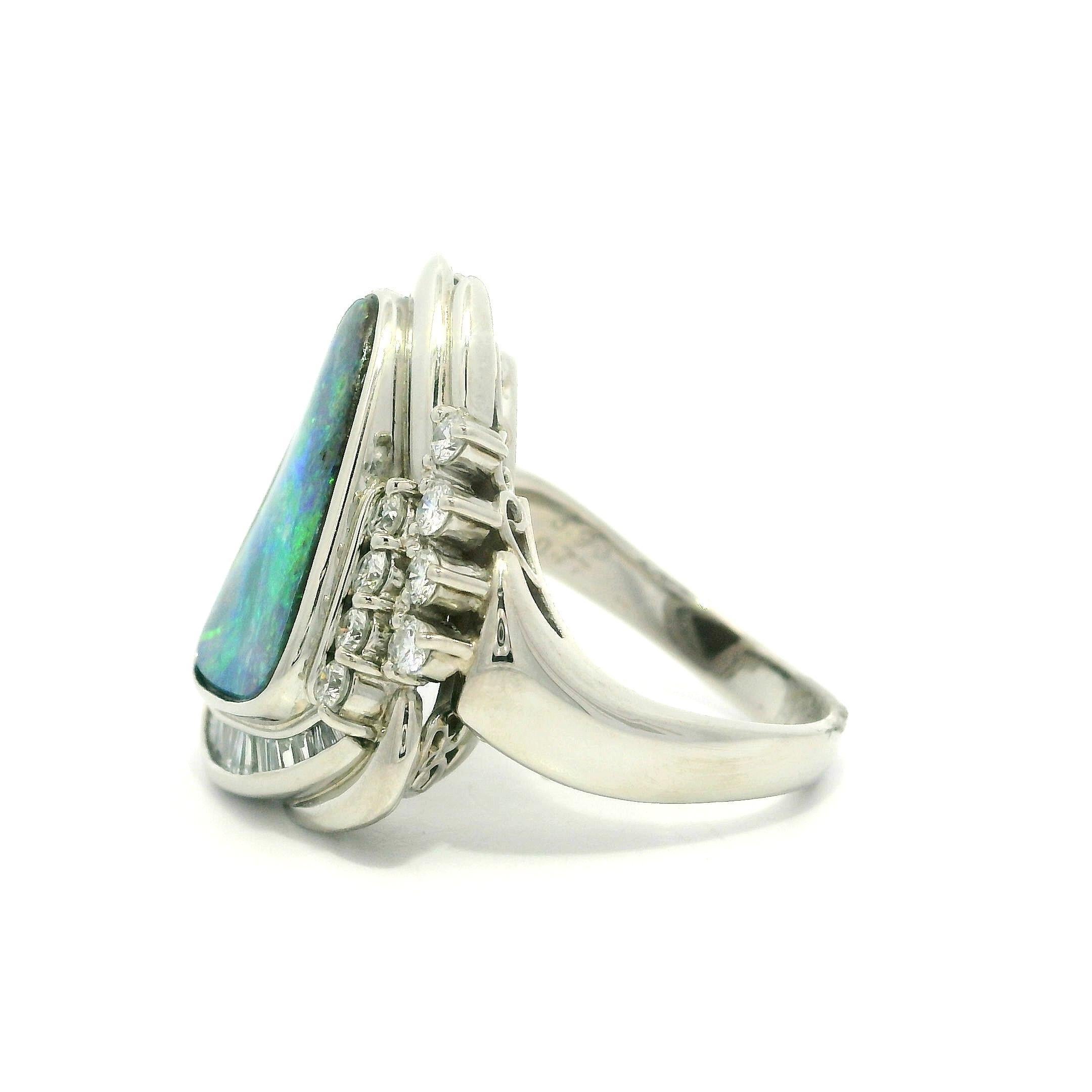 Anello con castone in platino con opale Boulder colorato e accenti di diamanti in vendita 11