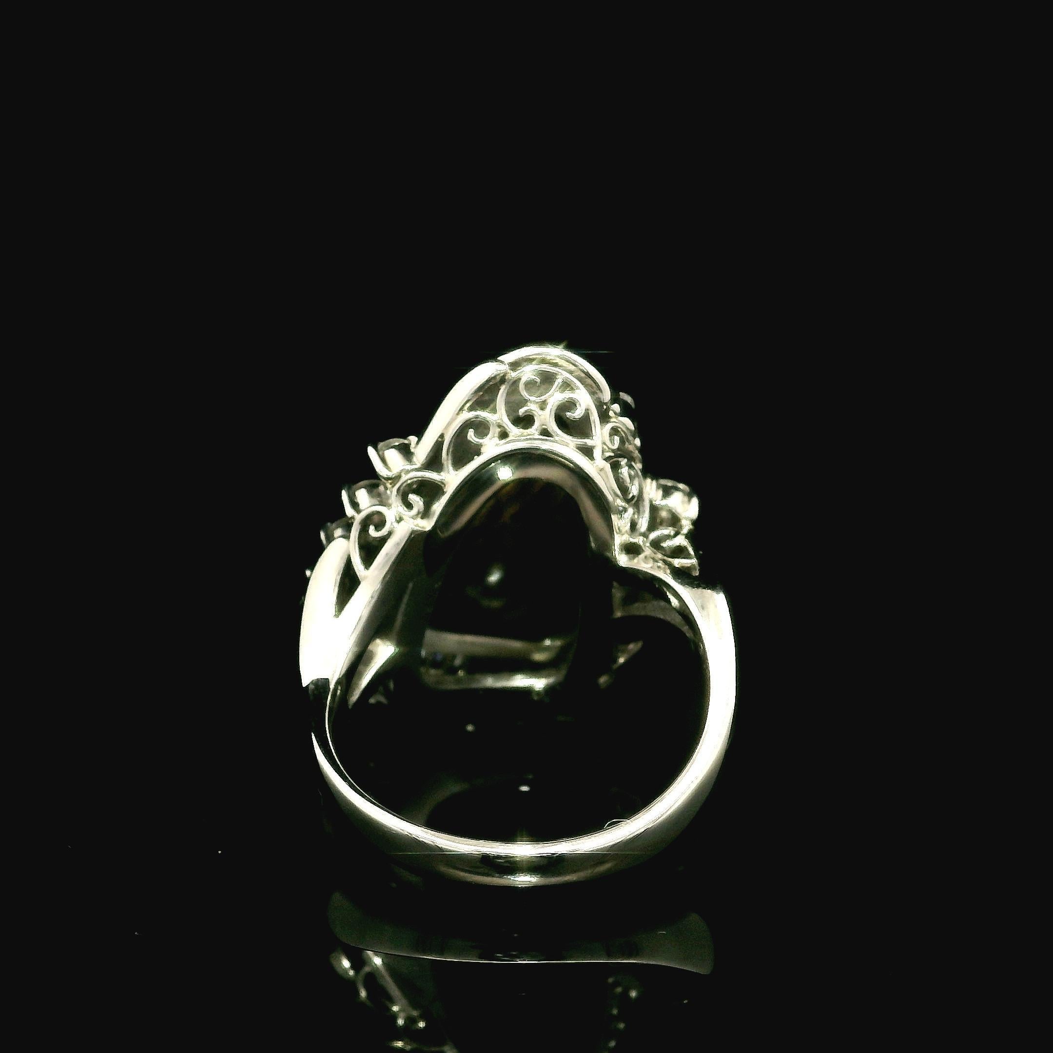 Taglio baguette Anello con castone in platino con opale Boulder colorato e accenti di diamanti in vendita