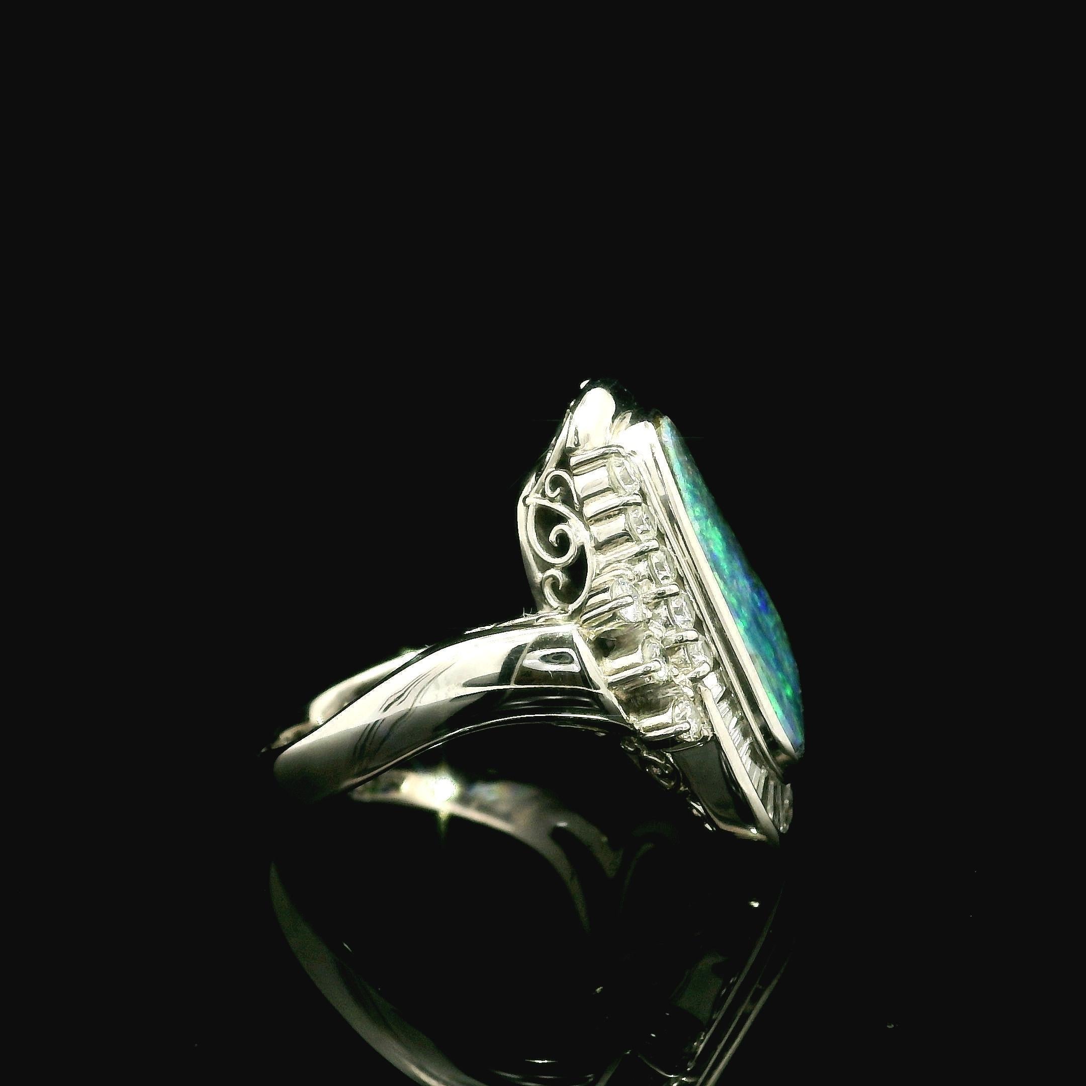 Anello con castone in platino con opale Boulder colorato e accenti di diamanti In condizioni ottime in vendita a Montclair, NJ