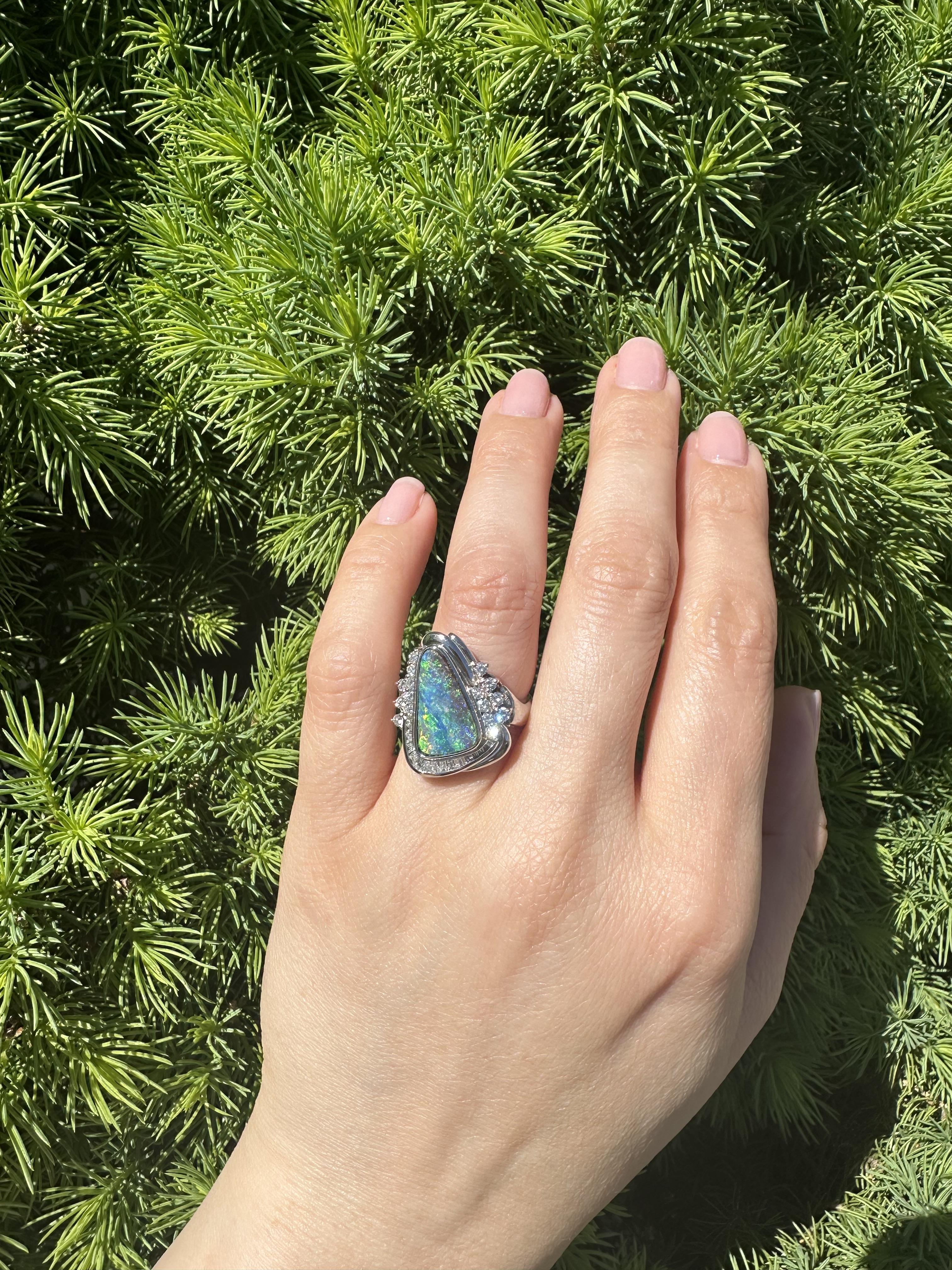 Donna Anello con castone in platino con opale Boulder colorato e accenti di diamanti in vendita
