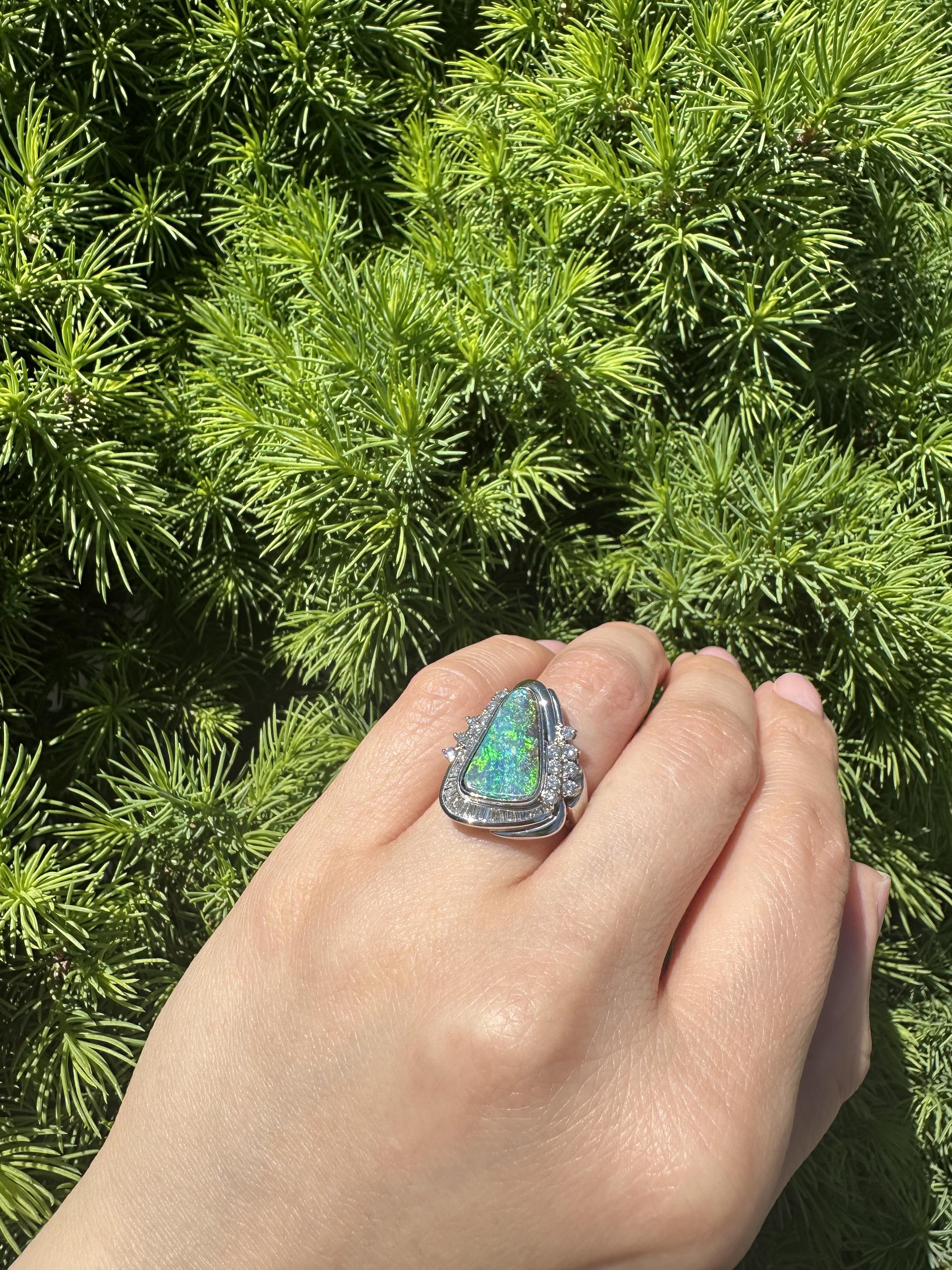 Anello con castone in platino con opale Boulder colorato e accenti di diamanti in vendita 1