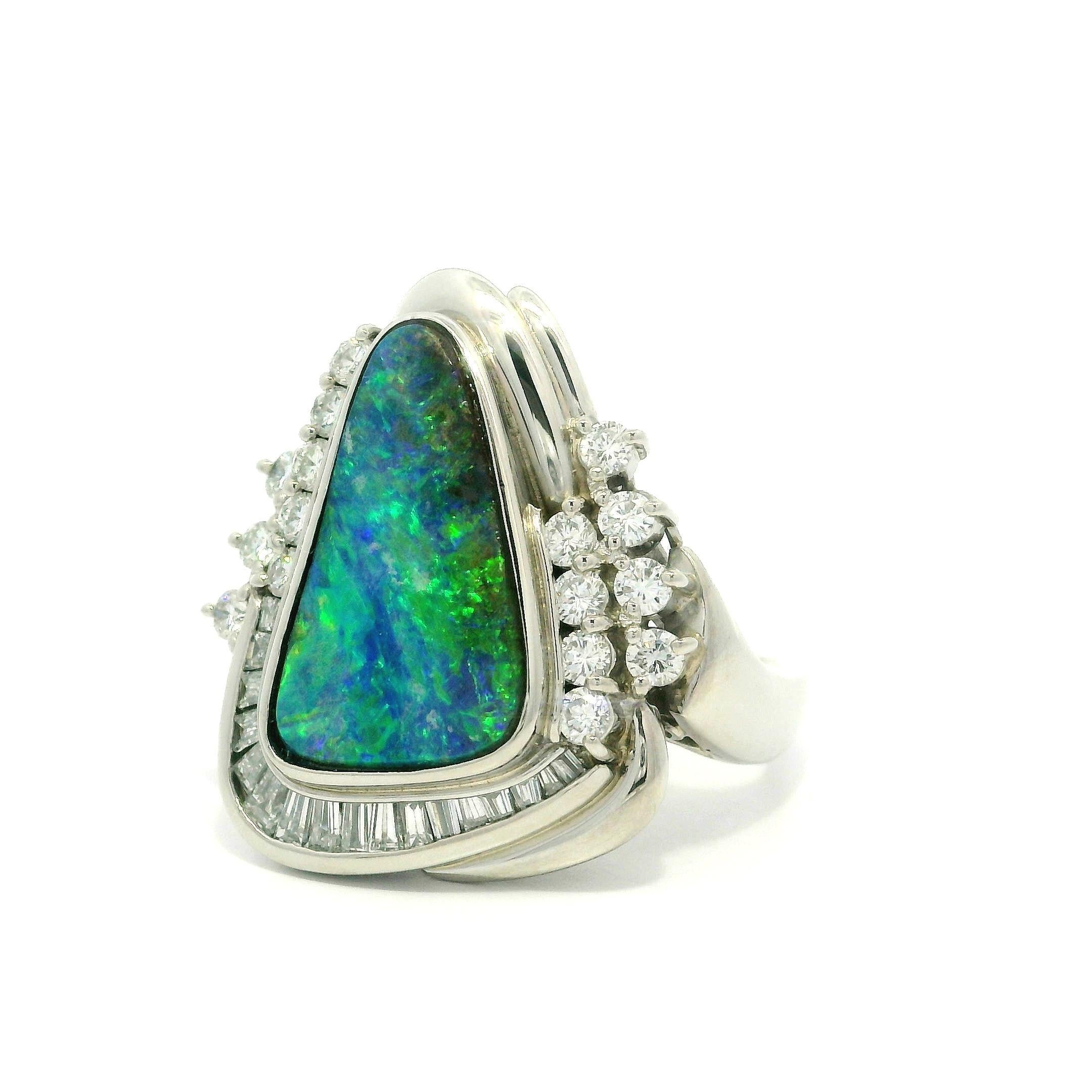 Anello con castone in platino con opale Boulder colorato e accenti di diamanti in vendita 2