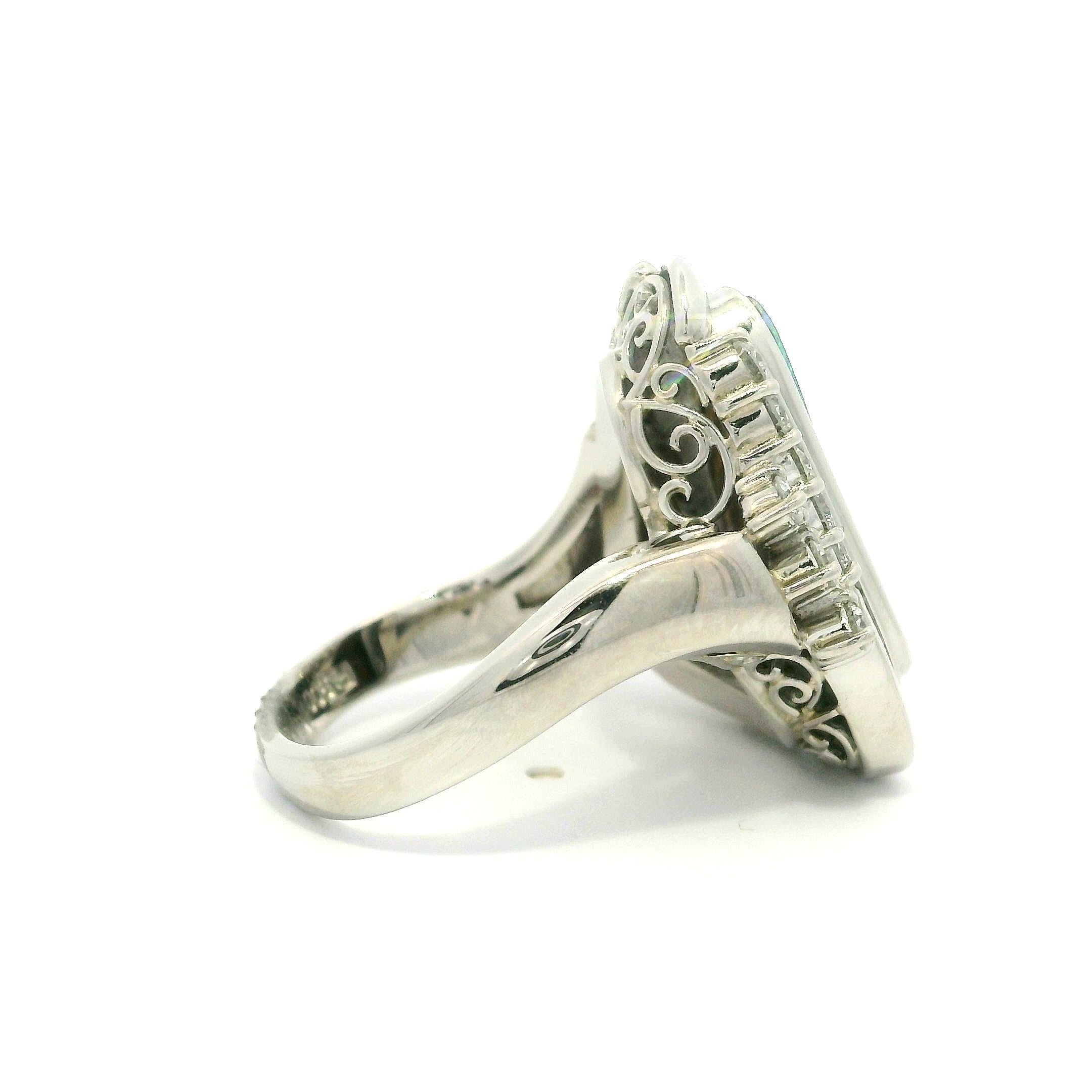 Anello con castone in platino con opale Boulder colorato e accenti di diamanti in vendita 3
