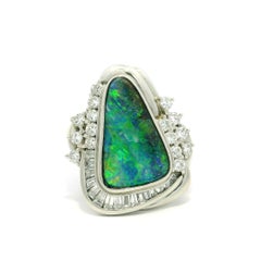 Anello con castone in platino con opale Boulder colorato e accenti di diamanti