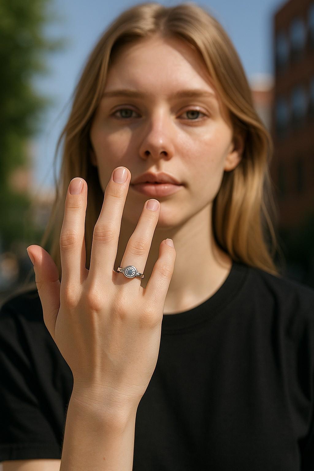 Este anillo solitario de platino, un diseño atemporal con detalles artesanales, presenta un brillante diamante de 0,50 quilates engastado en bisel, sujeto en un engaste en caja bellamente grabado. El delicado grabado a mano, un arte perdido en la