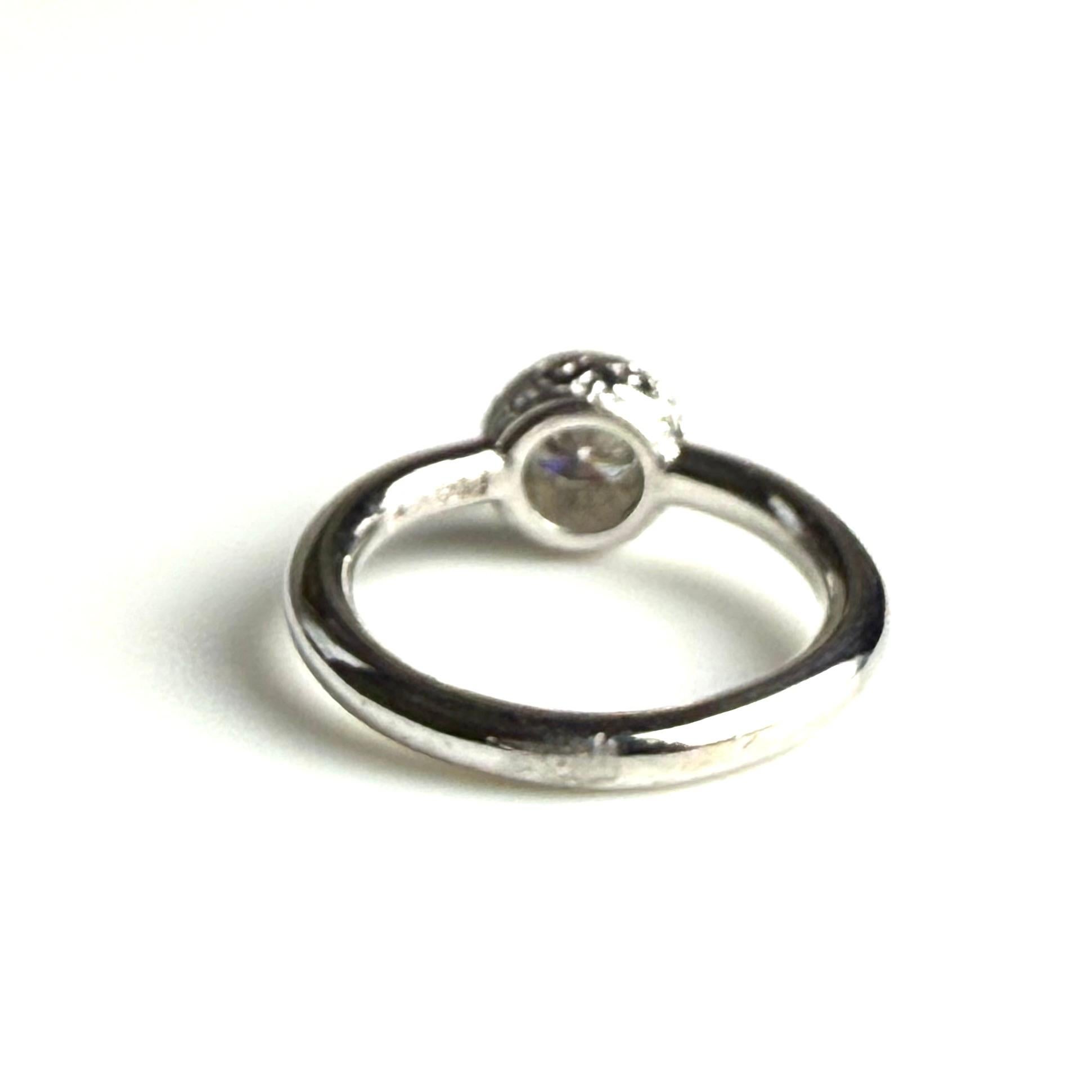 Anillo solitario de platino con bisel y diamantes grabados a mano de 0,50 quilates Moderno en venta