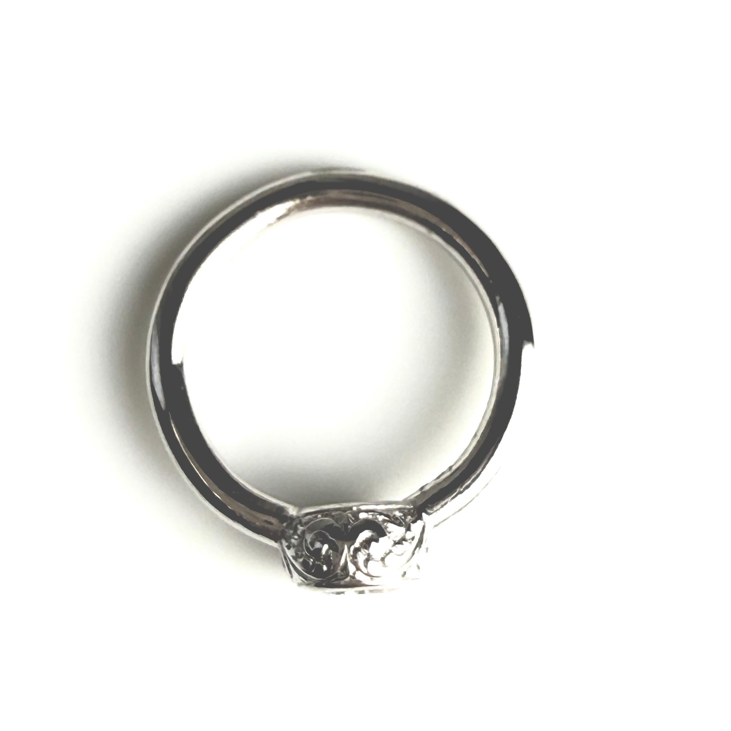 Anillo solitario de platino con bisel y diamantes grabados a mano de 0,50 quilates en Bueno estado para la venta en New York, NY