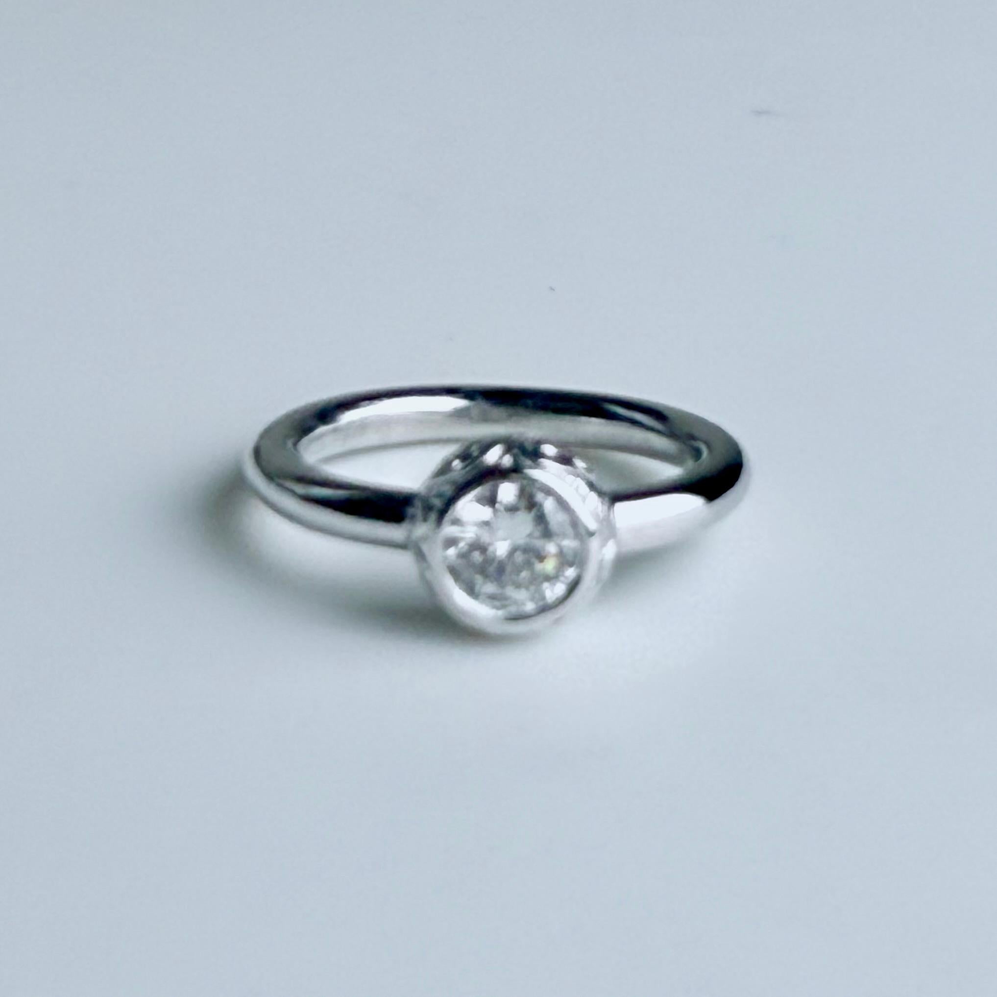De las mujeres Anillo solitario de platino con bisel y diamantes grabados a mano de 0,50 quilates en venta