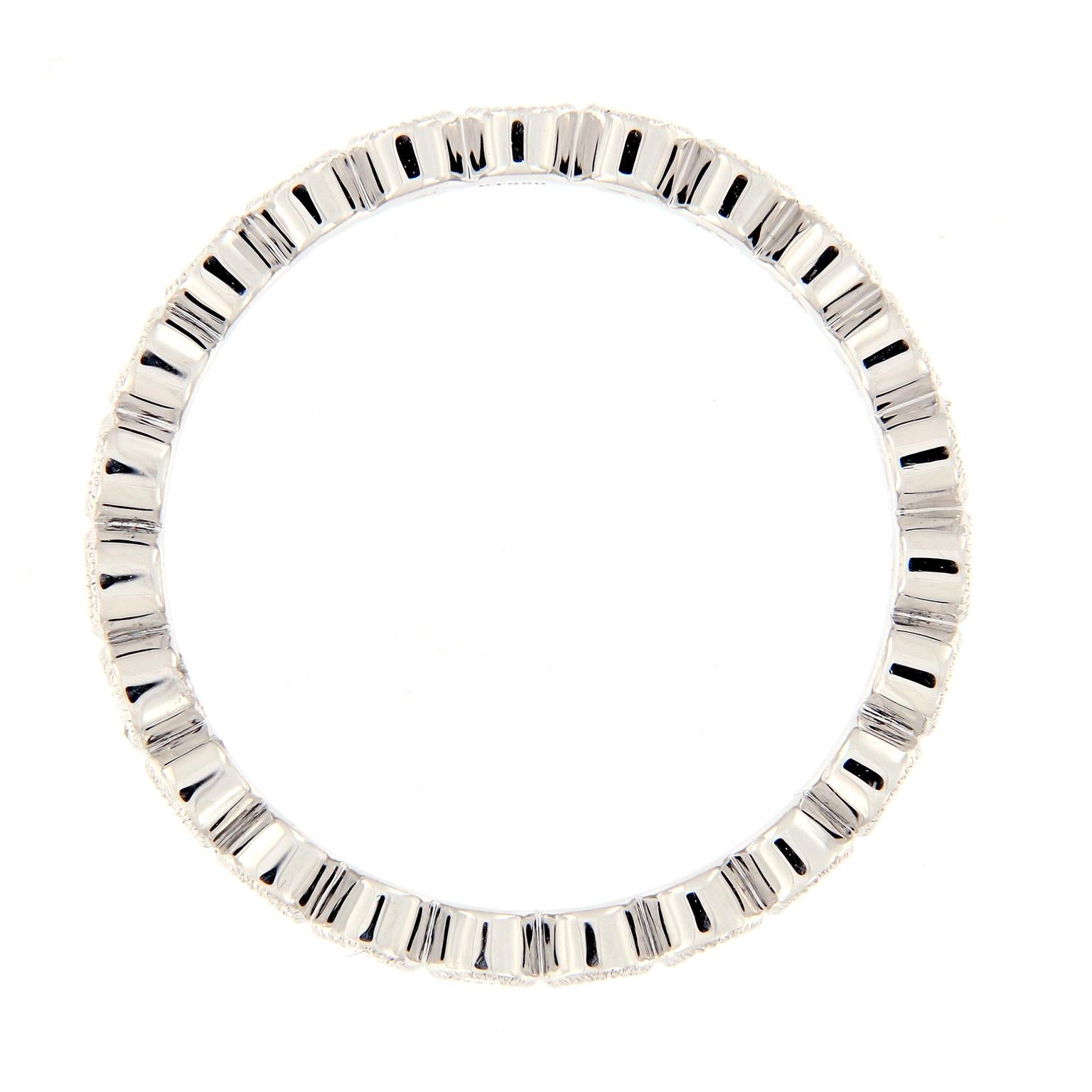 Taille ronde Anneau d'éternité en platine serti d'un chaton avec diamants en vente