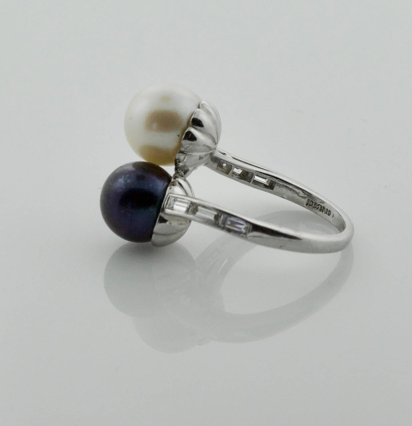 Platinum Black and White Pearl Crossover Ring, circa 1930s In Good Condition For Sale In Wailea, HI