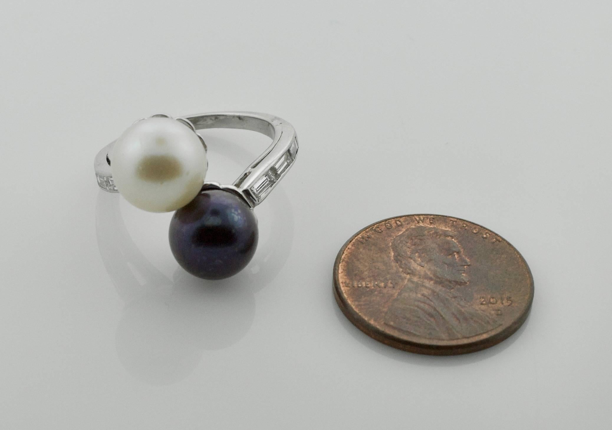Women's or Men's Platinum Black and White Pearl Crossover Ring, circa 1930s For Sale