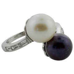 Anello incrociato di platino con perle bianche e nere, anni '30 circa