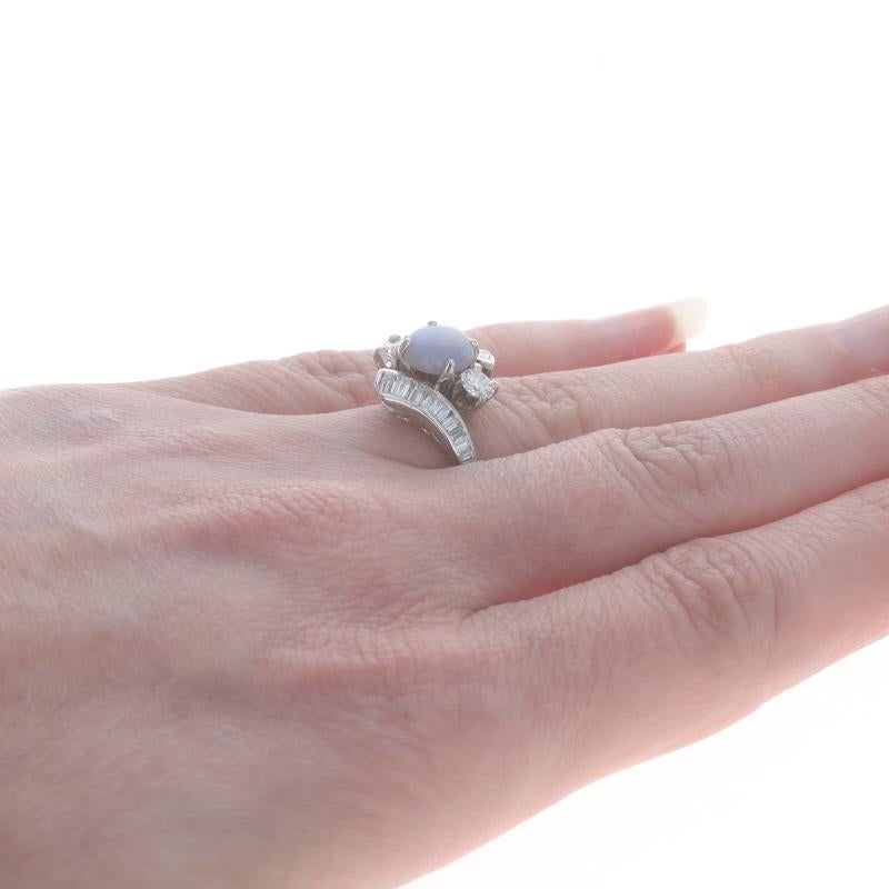 Donna Anello bypass in platino con opale nero e diamante - Cabochon ovale da 1,52 carati in vendita