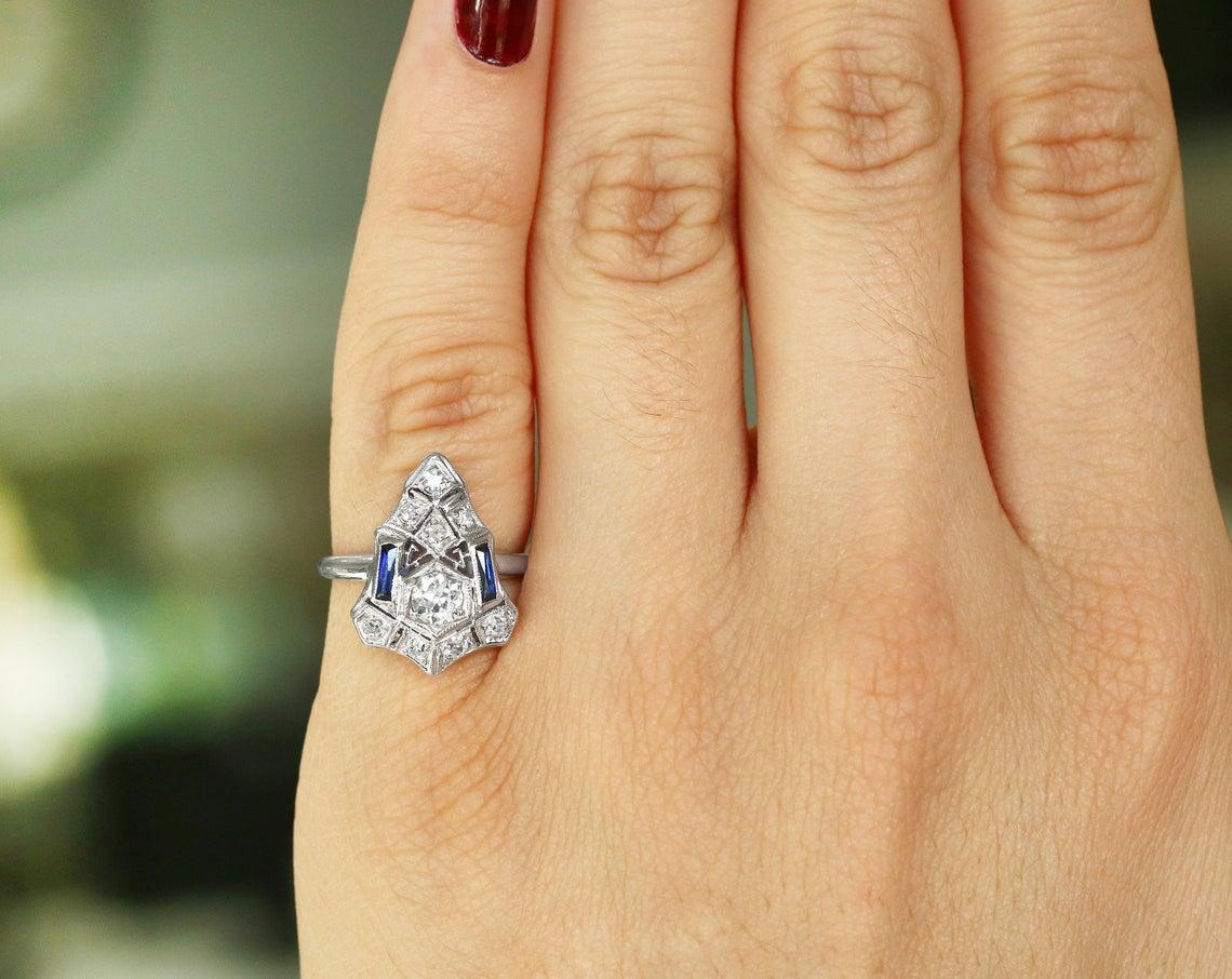 Hier ist ein atemberaubender Art Deco Original Saphir & Diamant Ring mit der größten Liebe zum Detail! Dies ist ein bezauberndes Stück aus den frühen 1900er Jahren und ist mit alten Welt Charme gefüllt! Es ist ein wahres Kunstwerk mit exquisiten,