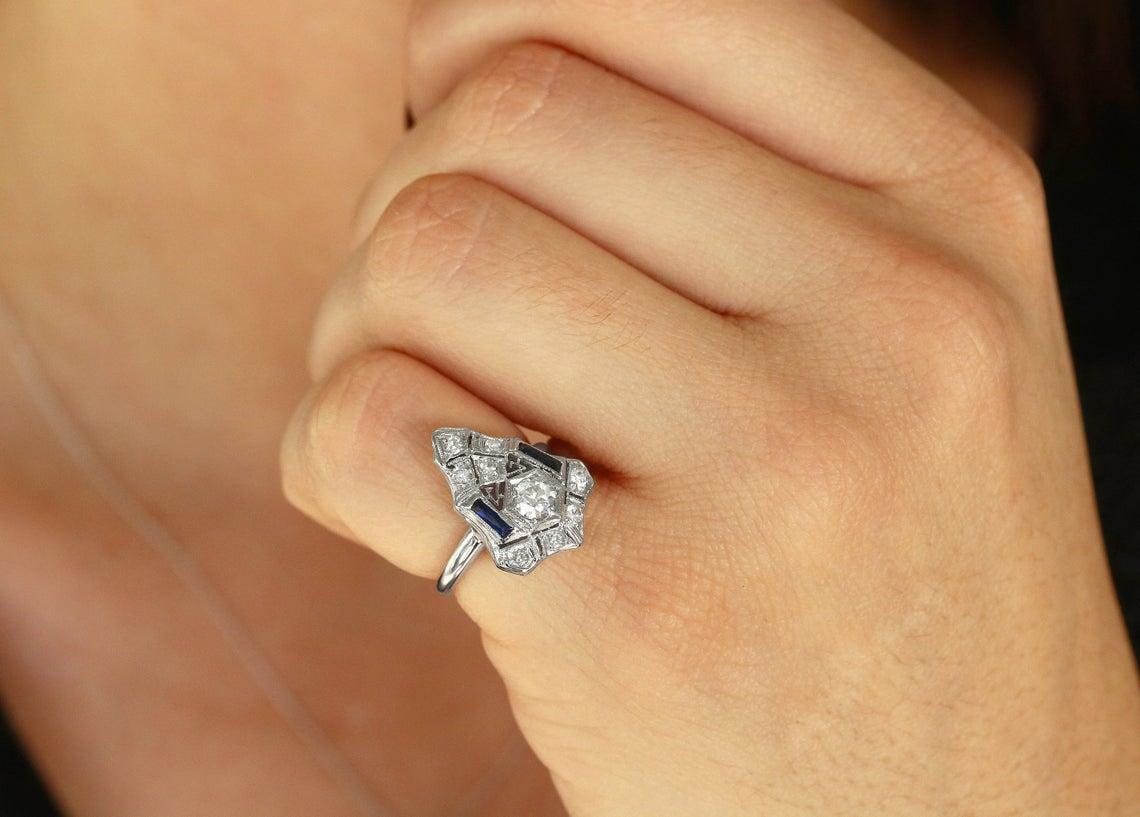 Round Cut Platinum Blue Sapphire & Diamond Art Deco Ring For Sale