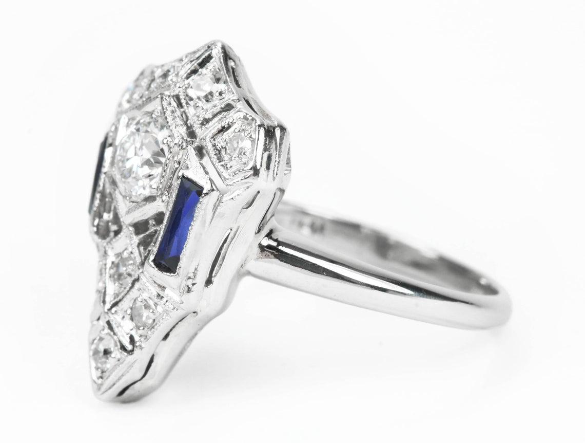Art Deco-Ring aus Platin mit blauem Saphir und Diamant (Rundschliff) im Angebot