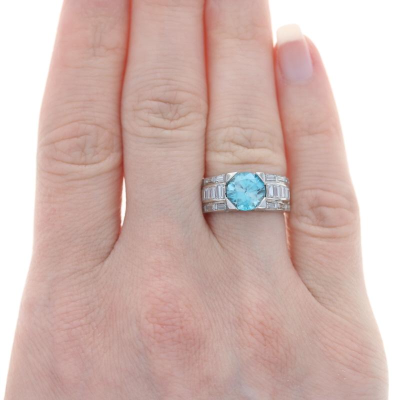 Taille : 5

Contenu en métal : Platine

Informations sur les pierres

Zircon bleu naturel
Carat(s) : 2.80ct
Coupe : Ronde

Diamants naturels
Carat(s) : 1.40ctw
Coupe : Baguette
Couleur : F - G
Clarté : VS1 - VS2

Total des carats : 4.20ctw

Le style