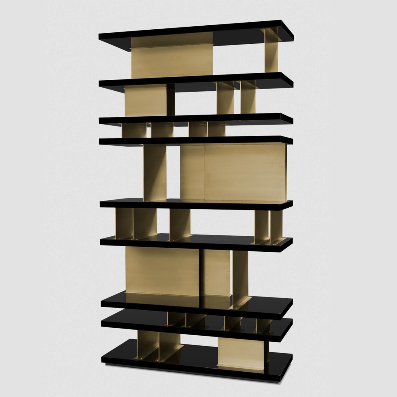 Bibliothèque Platinum avec structure en laque 
en bois en finition noire et en laiton massif en finition brossée.