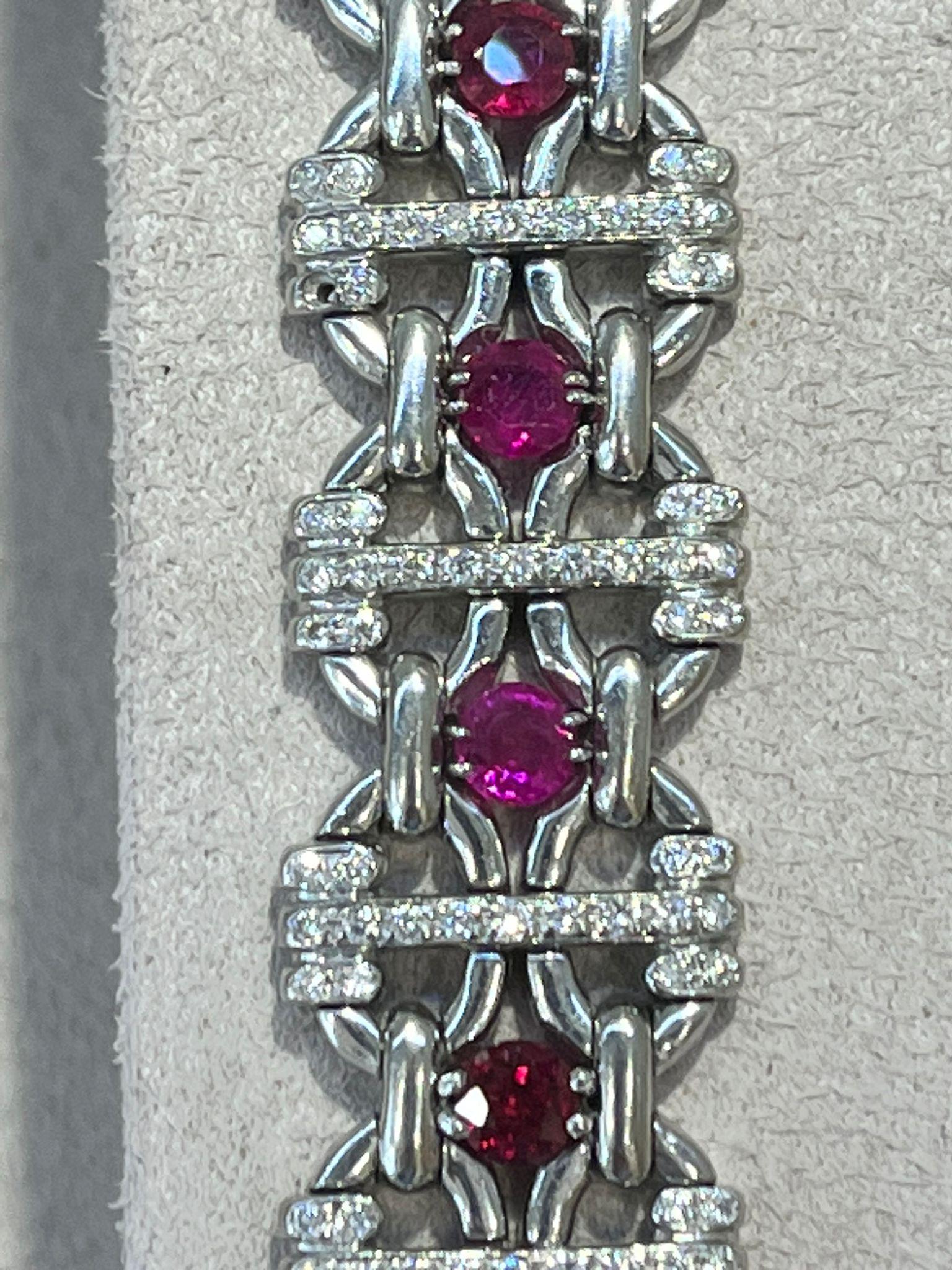 Bracciale in platino con diamanti e rubini
Firmato: Cartier

Dettagli sul diamante:
Taglio e forma: Brilliante rotondo
Quantità: 256 diamanti
Peso totale: 2,60 carati
Colore: F. H.
Chiarezza: VS
Lucidatura/Proporzioni/Simmetria: Eccellente /