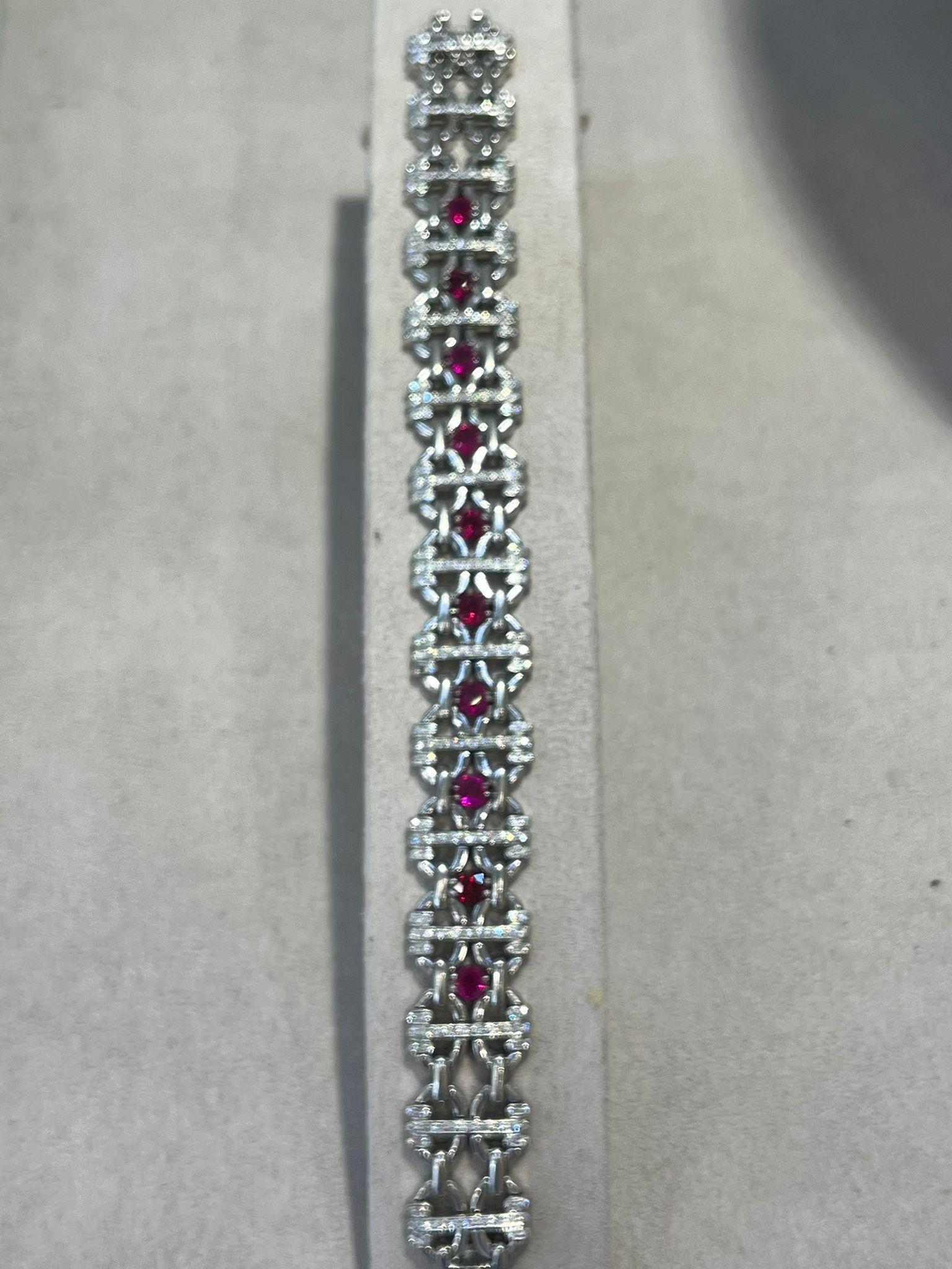 Taglio ovale Bracciale in platino con diamanti e rubini in vendita