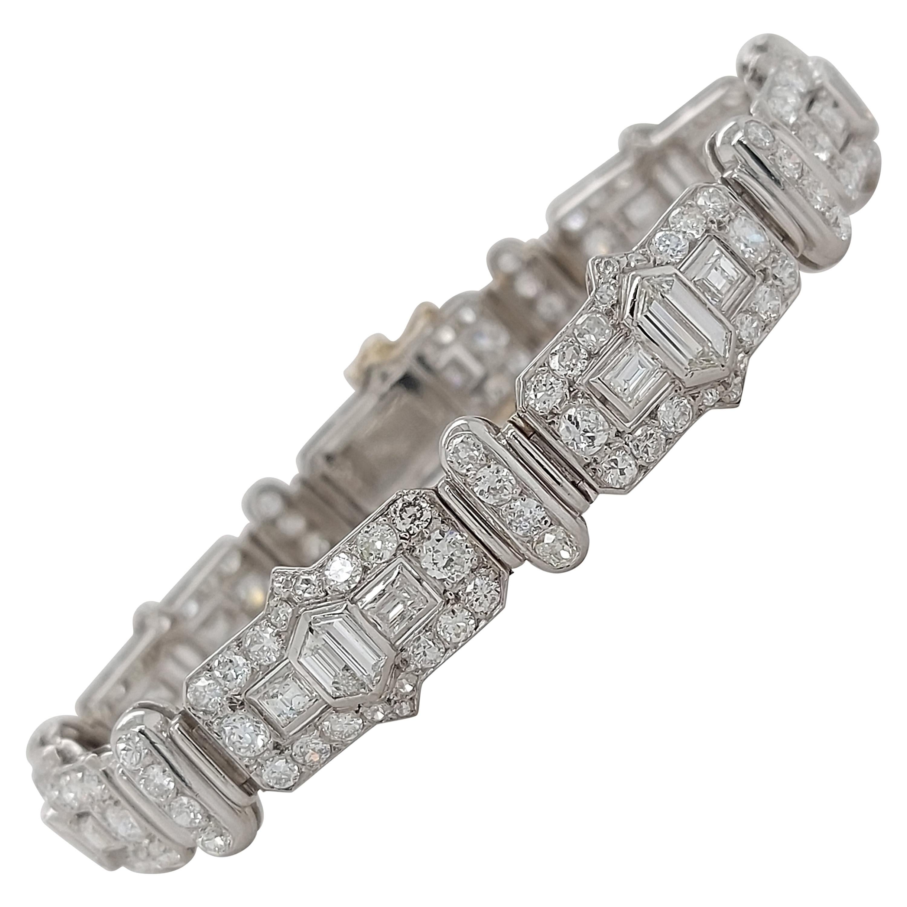 Bracelet en platine avec diamants trapézoïdaux de 8 carats, émeraudes et taille vieille mine en vente