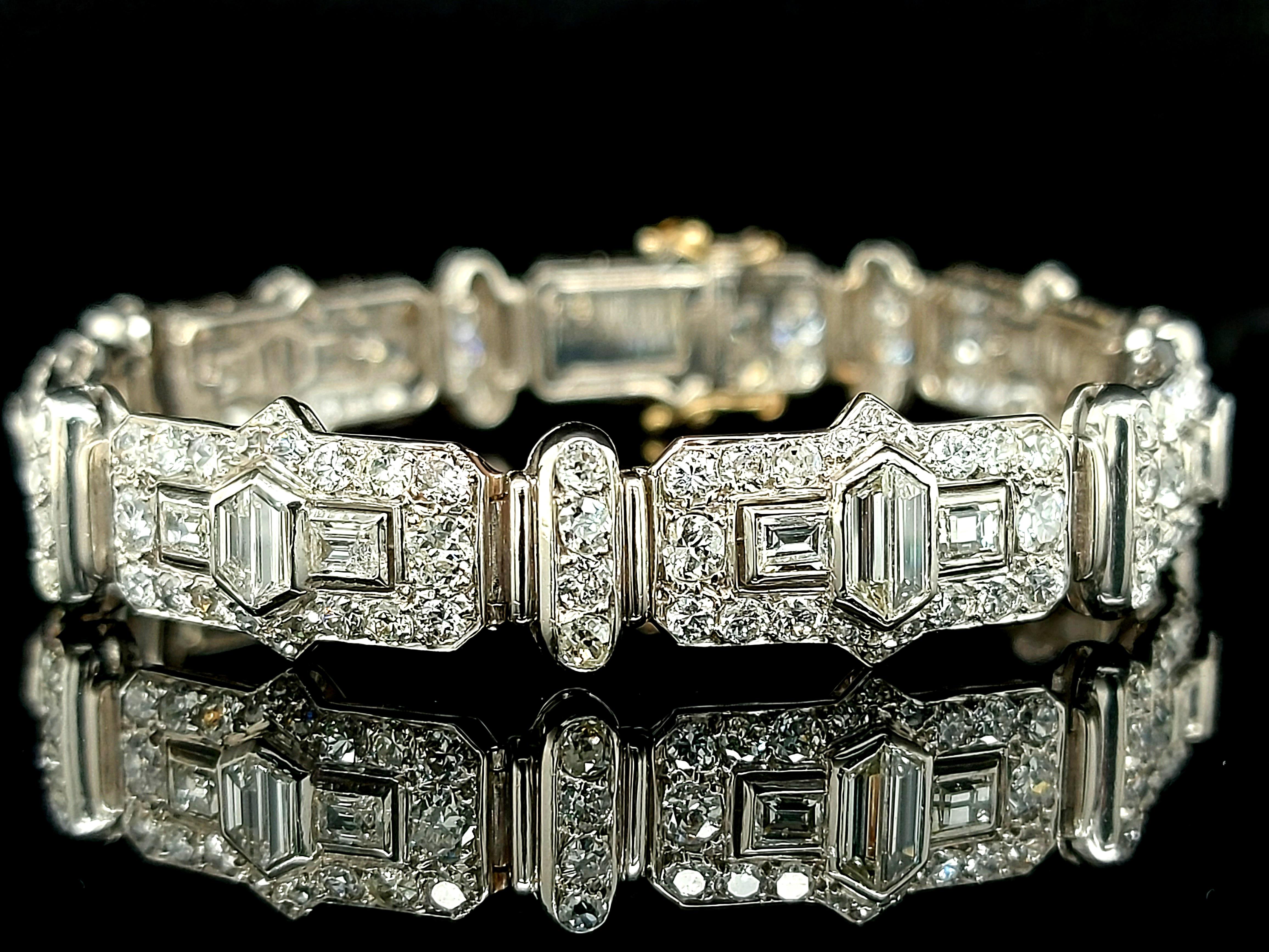 Magnifique bracelet en or blanc 18 carats serti de diamants trapèze, émeraude et taille ancienne de 8 carats 

Diamants : Diamants de taille Trapèze et émeraude, ensemble environ 8 cts. 8 cts

Matériau : Platine

Poinçon : tête de chien

Mesures :
