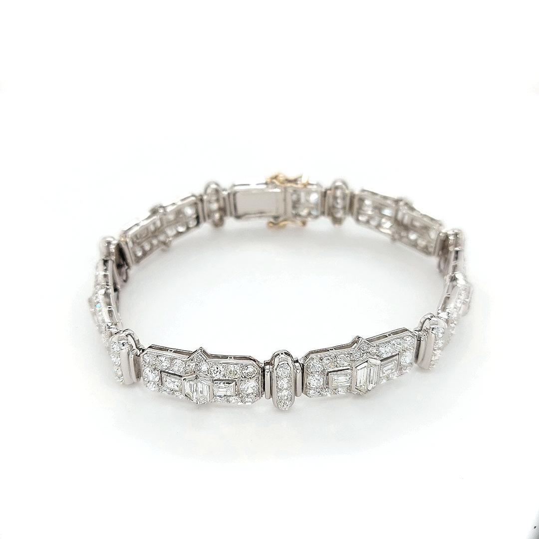 Art déco Bracelet en platine avec diamants trapézoïdaux de 8 carats, émeraudes et taille vieille mine en vente
