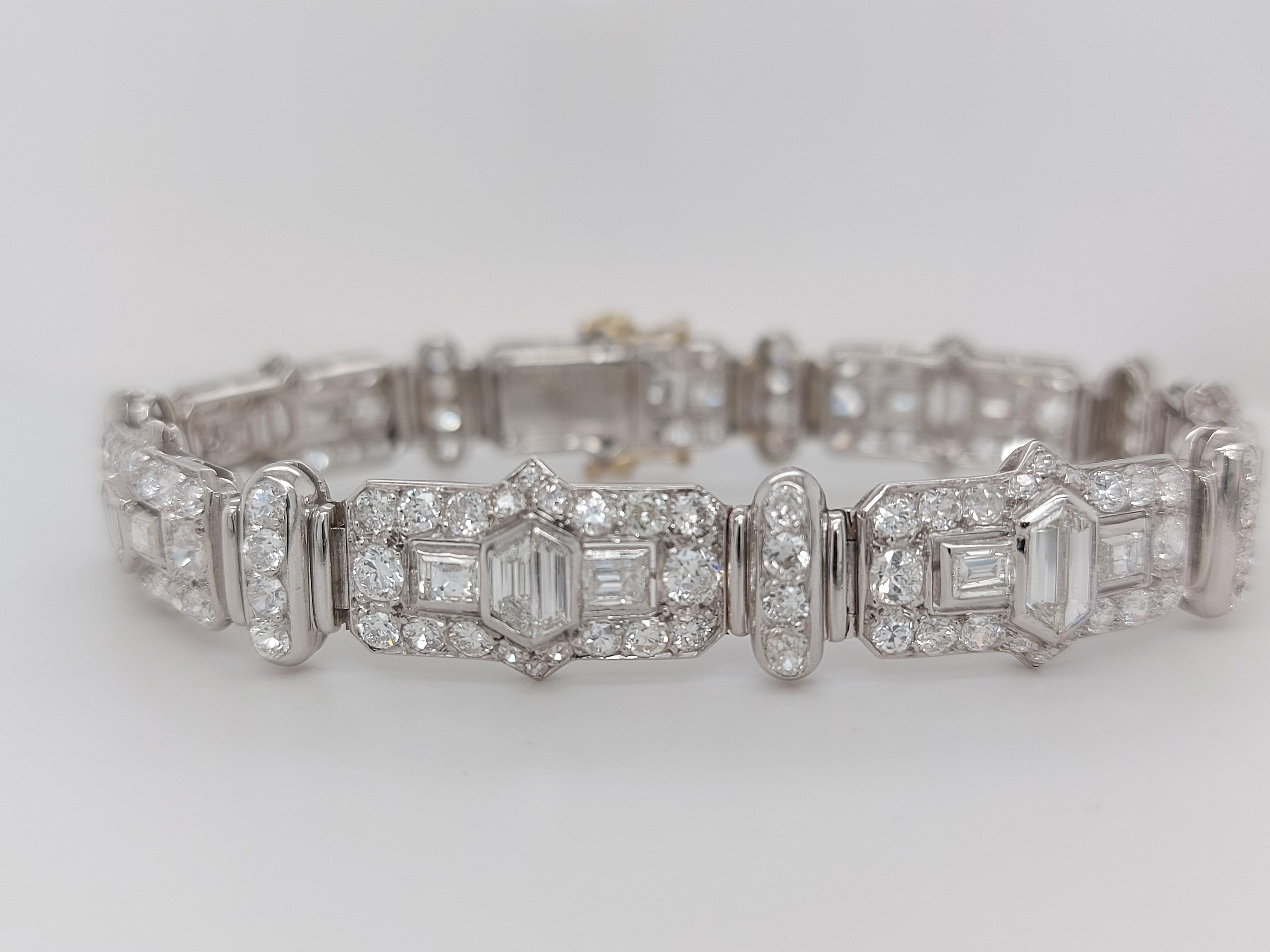 Bracelet en platine avec diamants trapézoïdaux de 8 carats, émeraudes et taille vieille mine Excellent état - En vente à Antwerp, BE