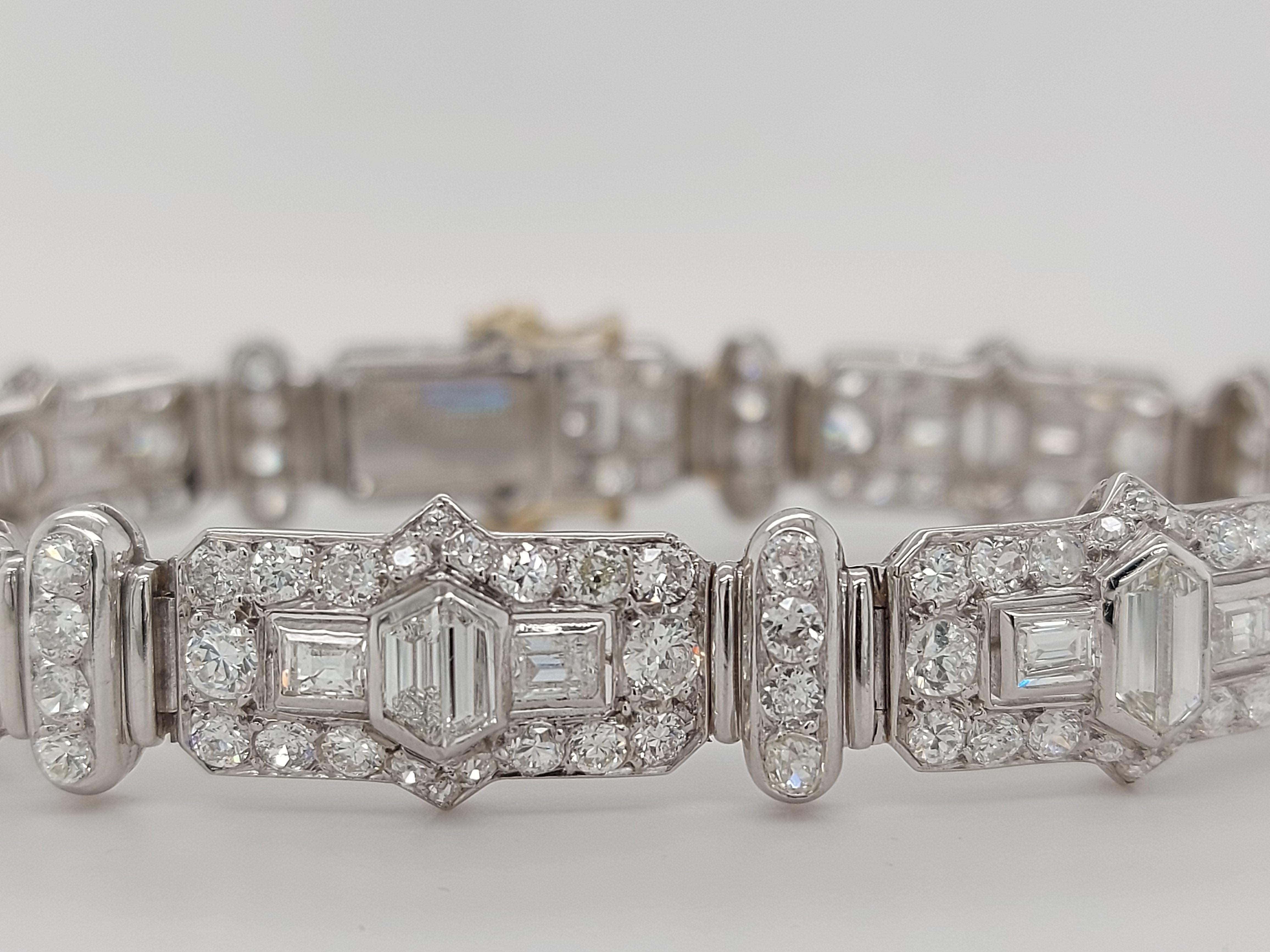 Bracelet en platine avec diamants trapézoïdaux de 8 carats, émeraudes et taille vieille mine Unisexe en vente