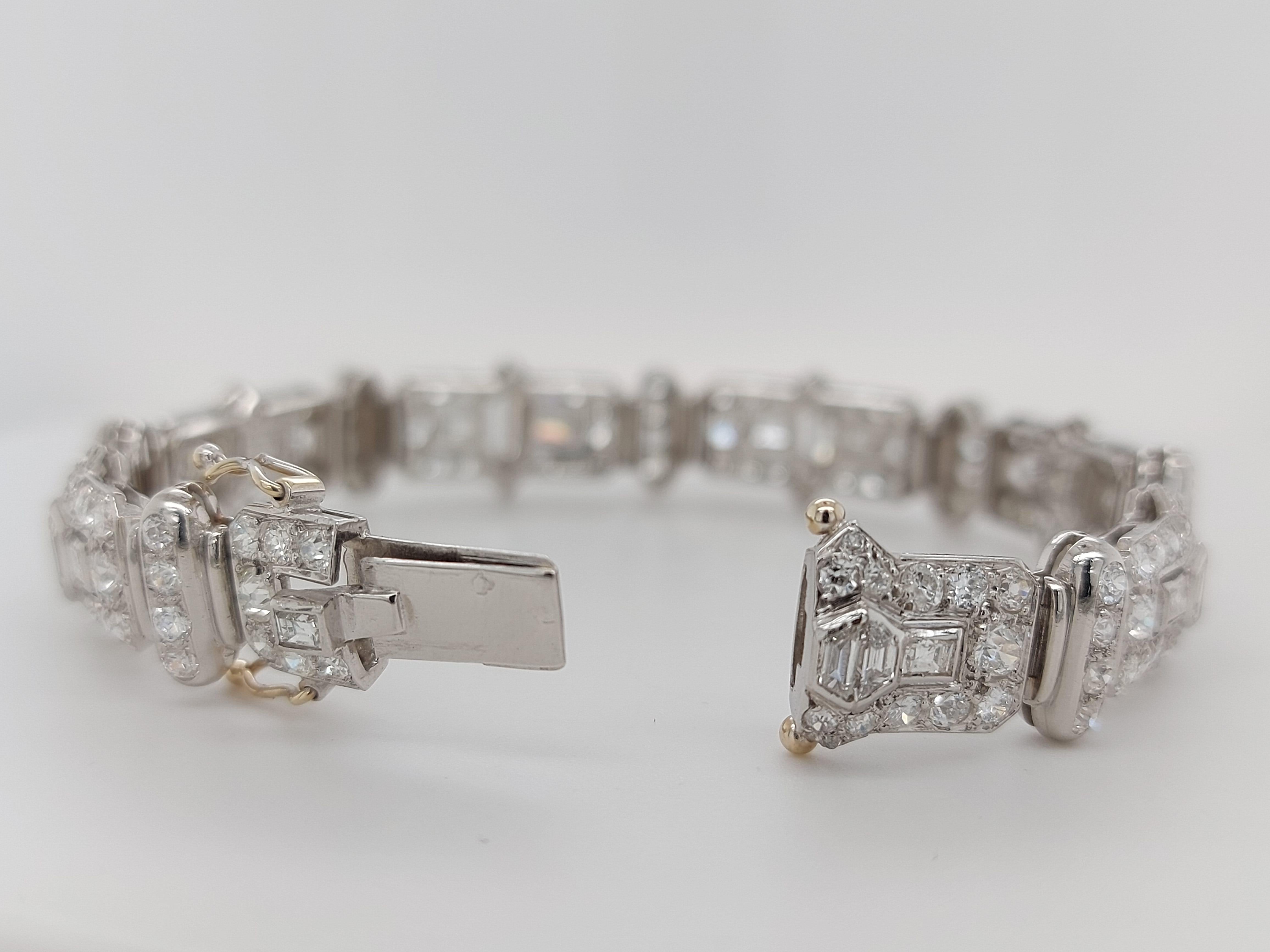 Bracelet en platine avec diamants trapézoïdaux de 8 carats, émeraudes et taille vieille mine en vente 2