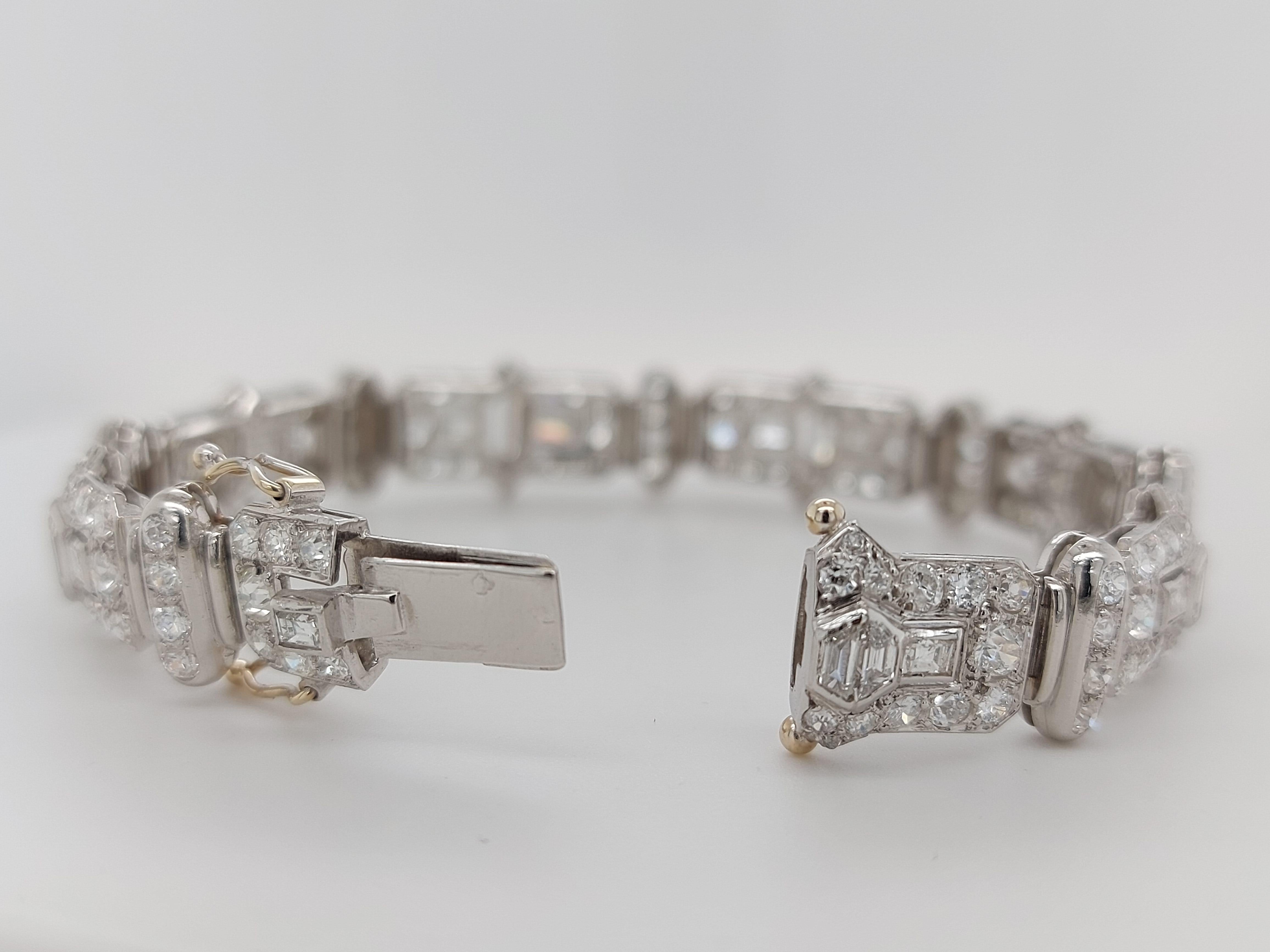 Platinum Bracelet with 8 Carat Trapeze, Emerald and Old Mine Cut Diamonds In Excellent Condition For Sale In Antwerp, BE