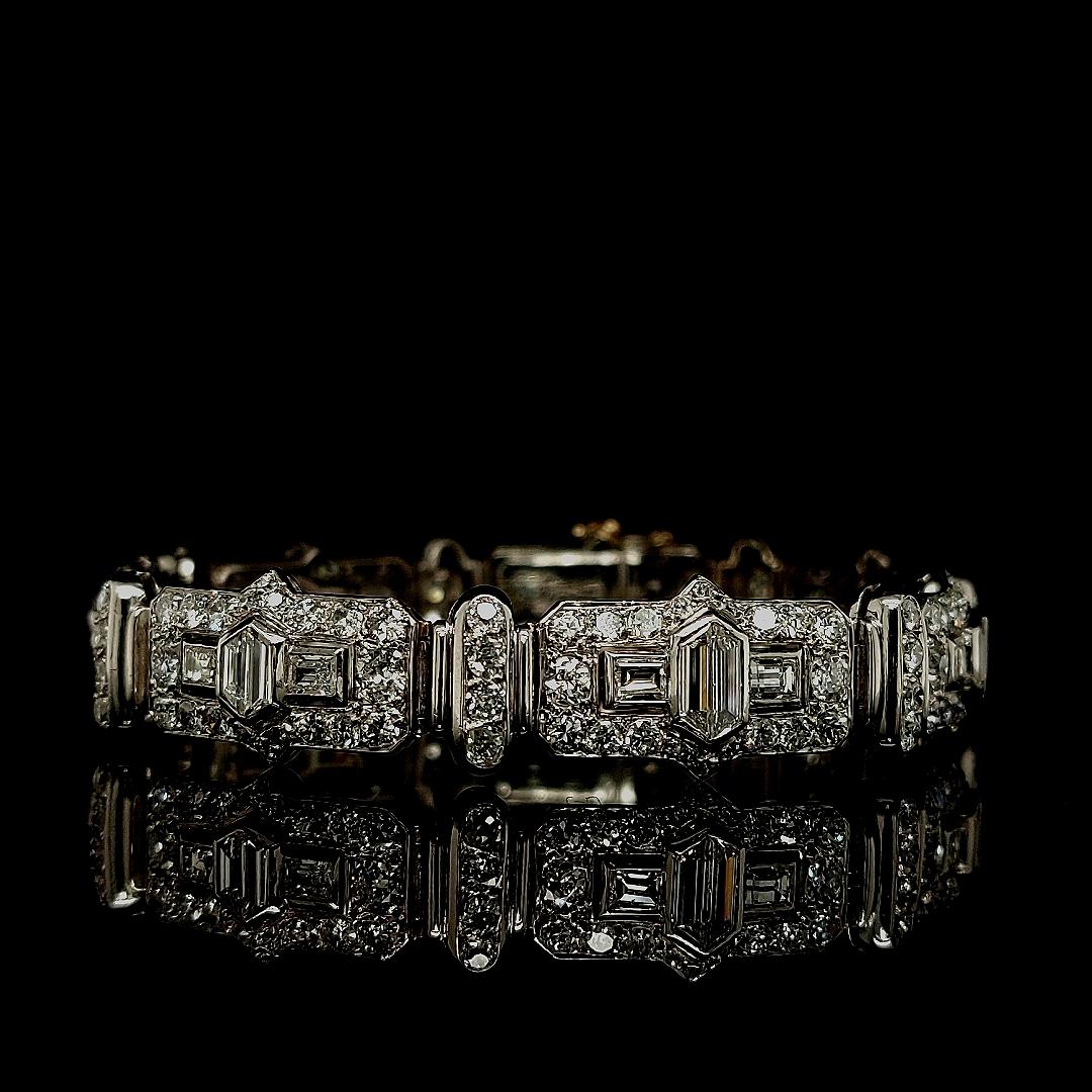 Bracelet en platine avec diamants trapézoïdaux de 8 carats, émeraudes et taille vieille mine en vente 3