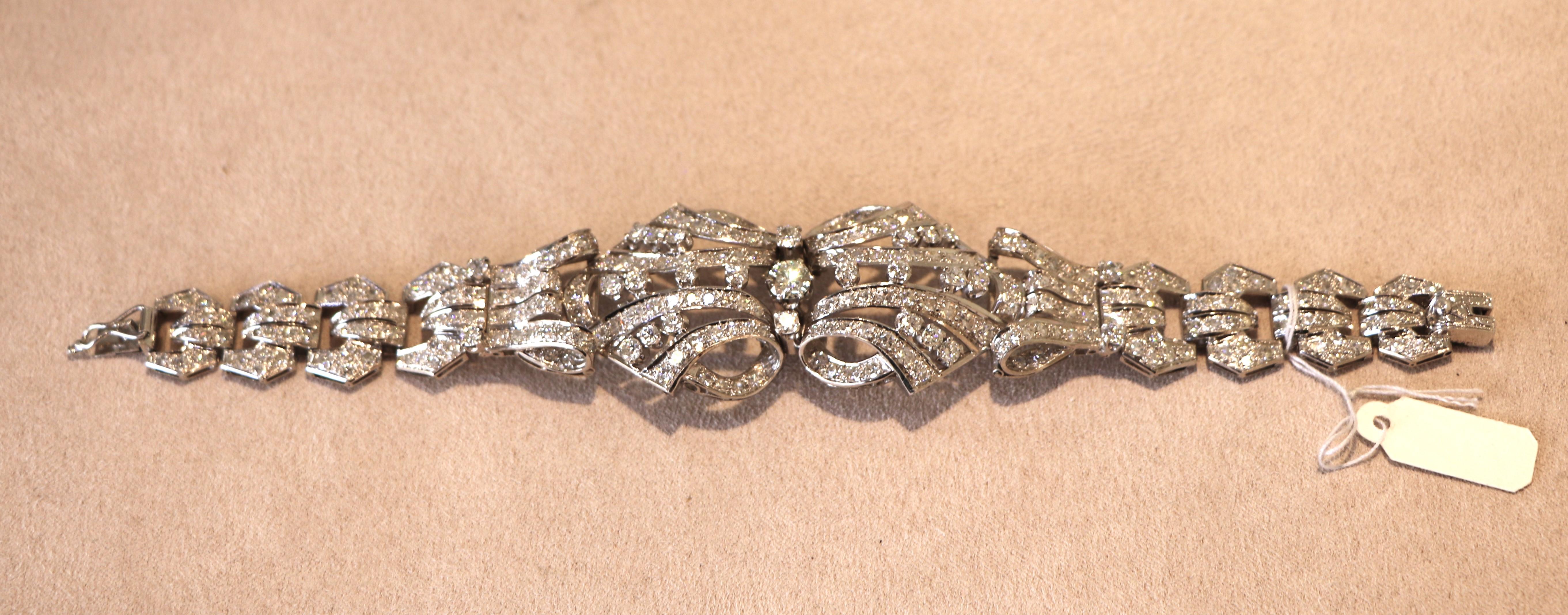 Platinum bracelet with diamonds
10 karat diamonds in total
diamonds cut:
Round Brilliant Cut
Pavé Setting
Baguette Cut
weight: 57.3 grams