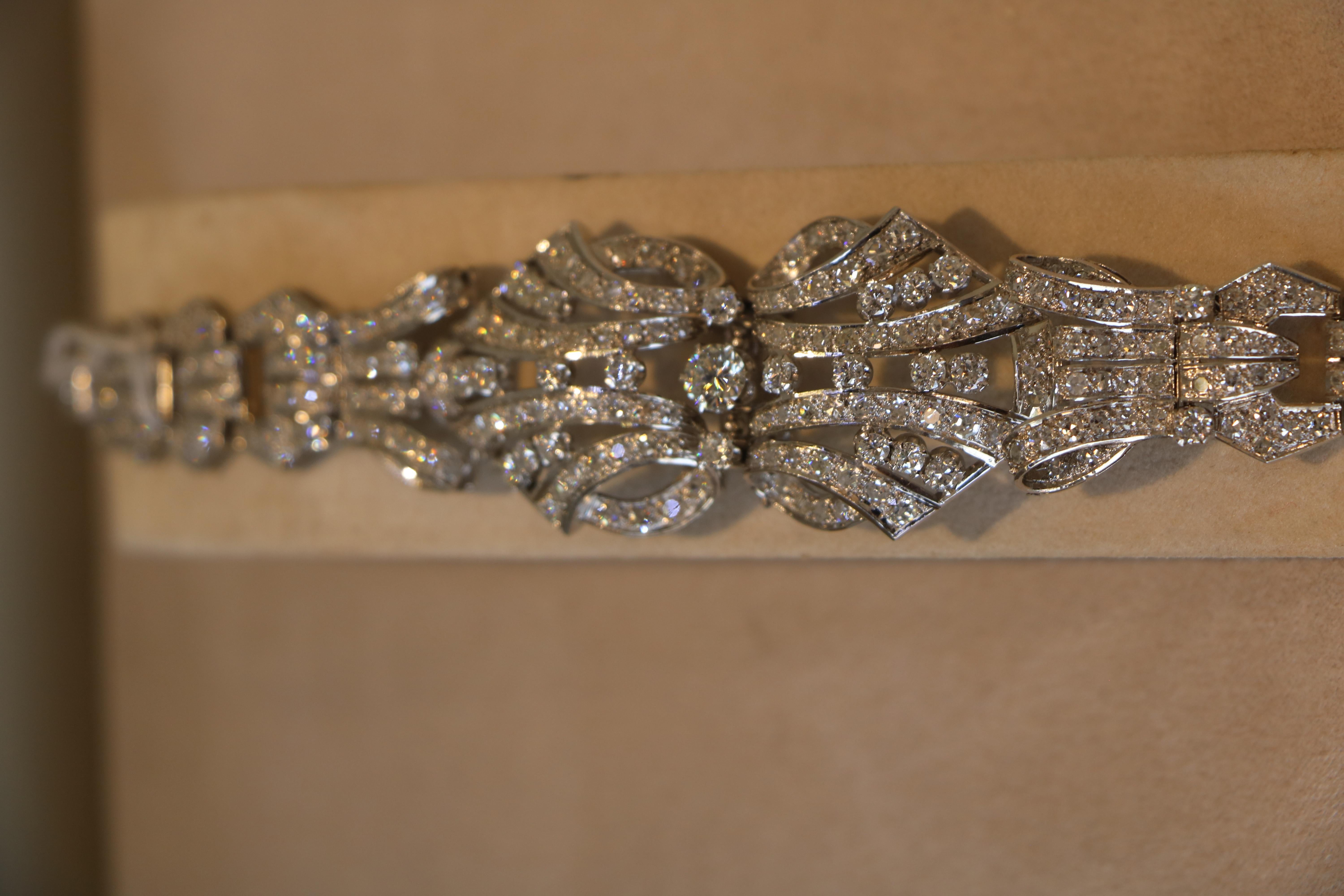 Platinum bracelet with diamonds For Sale 3