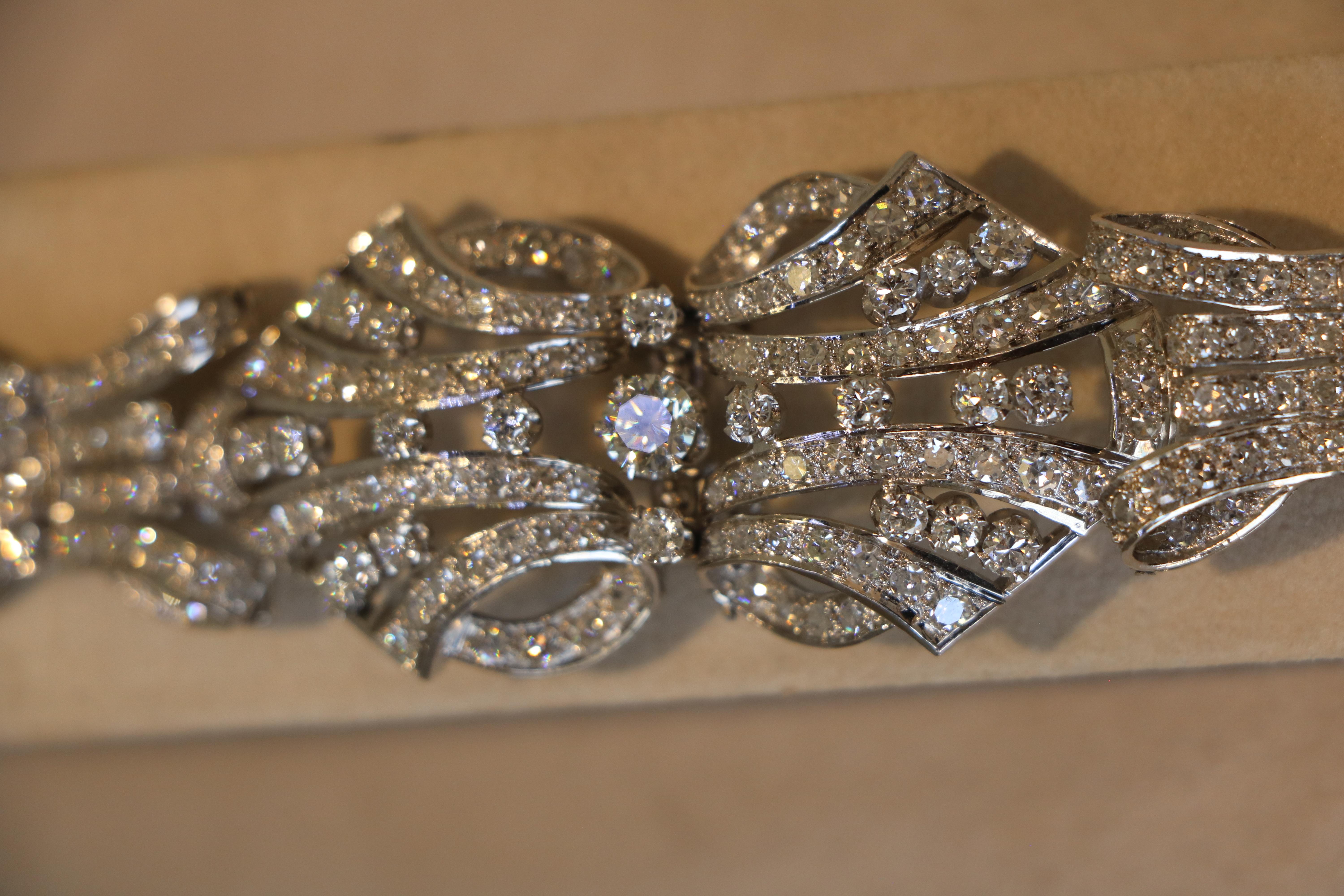 Platinum bracelet with diamonds For Sale 4