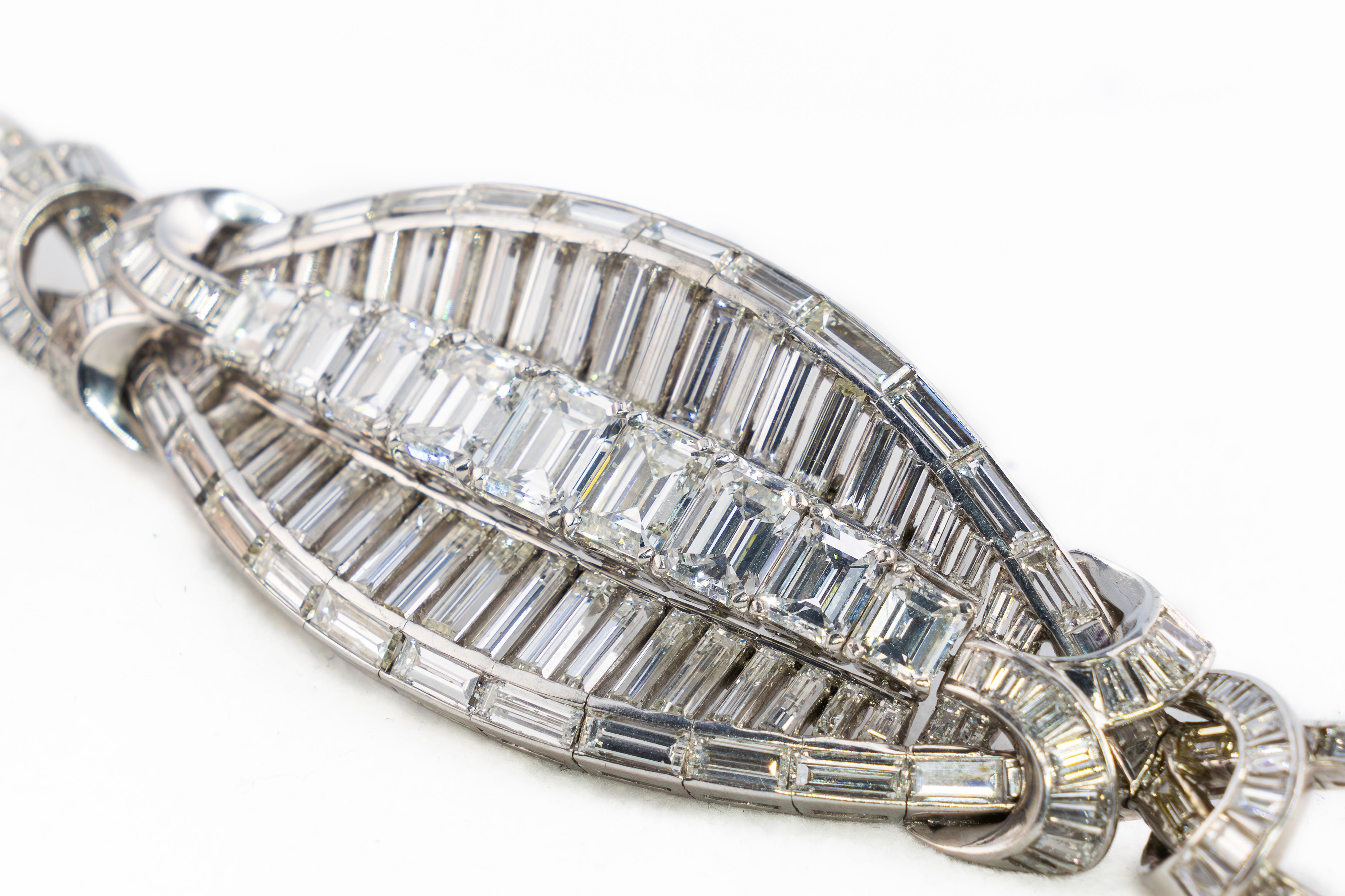 Pulsera de platino con diamantes talla esmeralda y baguette

Descripción:
Esta pulsera de platino, una impresionante muestra de refinamiento inspirado en el Art Decó, está elaborada con meticulosa precisión e incluye aproximadamente 140 diamantes