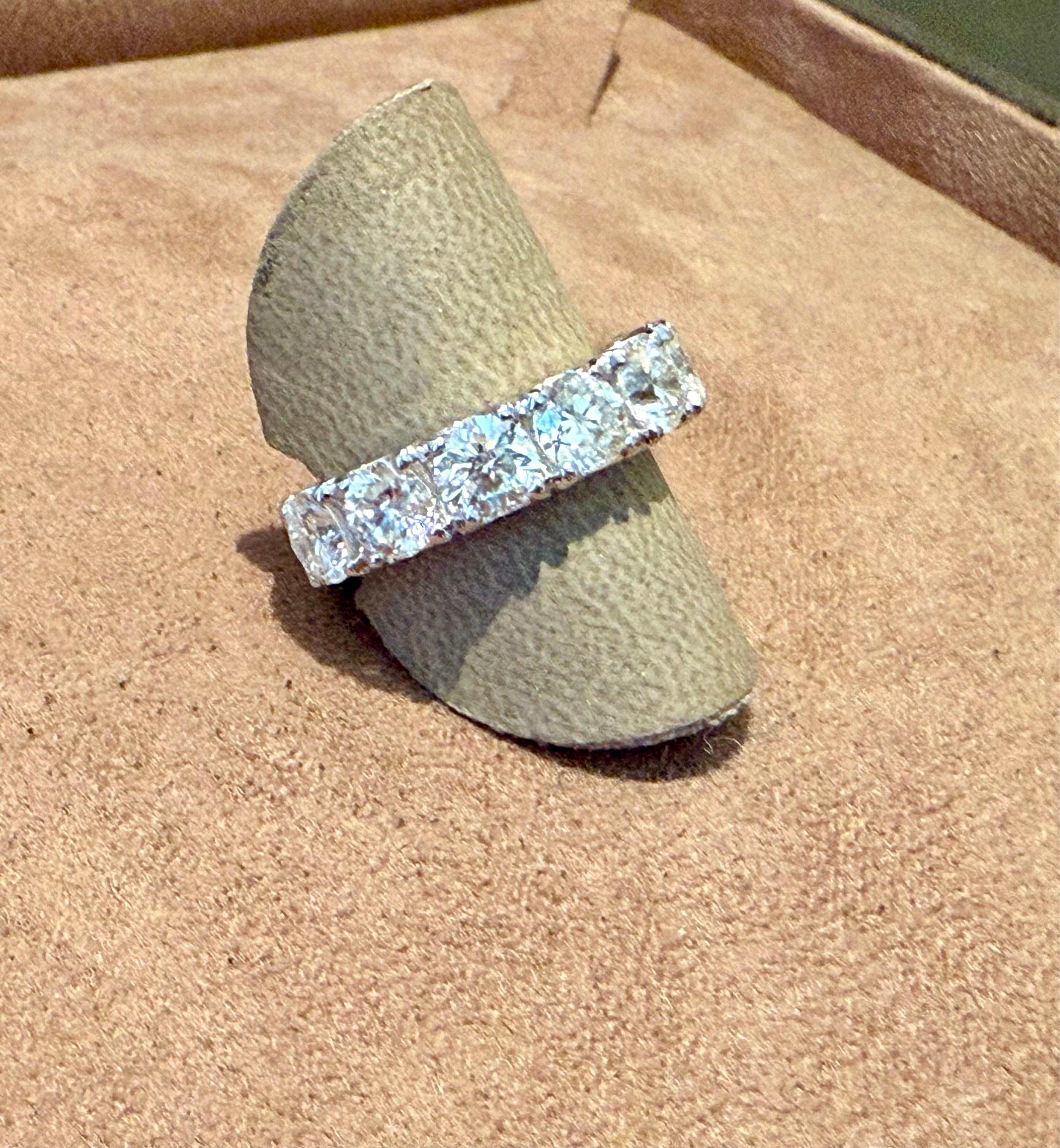 Dieses wunderschöne, in Handarbeit aus 950er Platin gefertigte Ewigkeitsarmband ist mit 9 perfekt aufeinander abgestimmten, strahlend weißen und funkelnden Diamanten im Brillantschliff besetzt. Jeder runde Diamant im Brillantschliff wiegt ca. 0,55