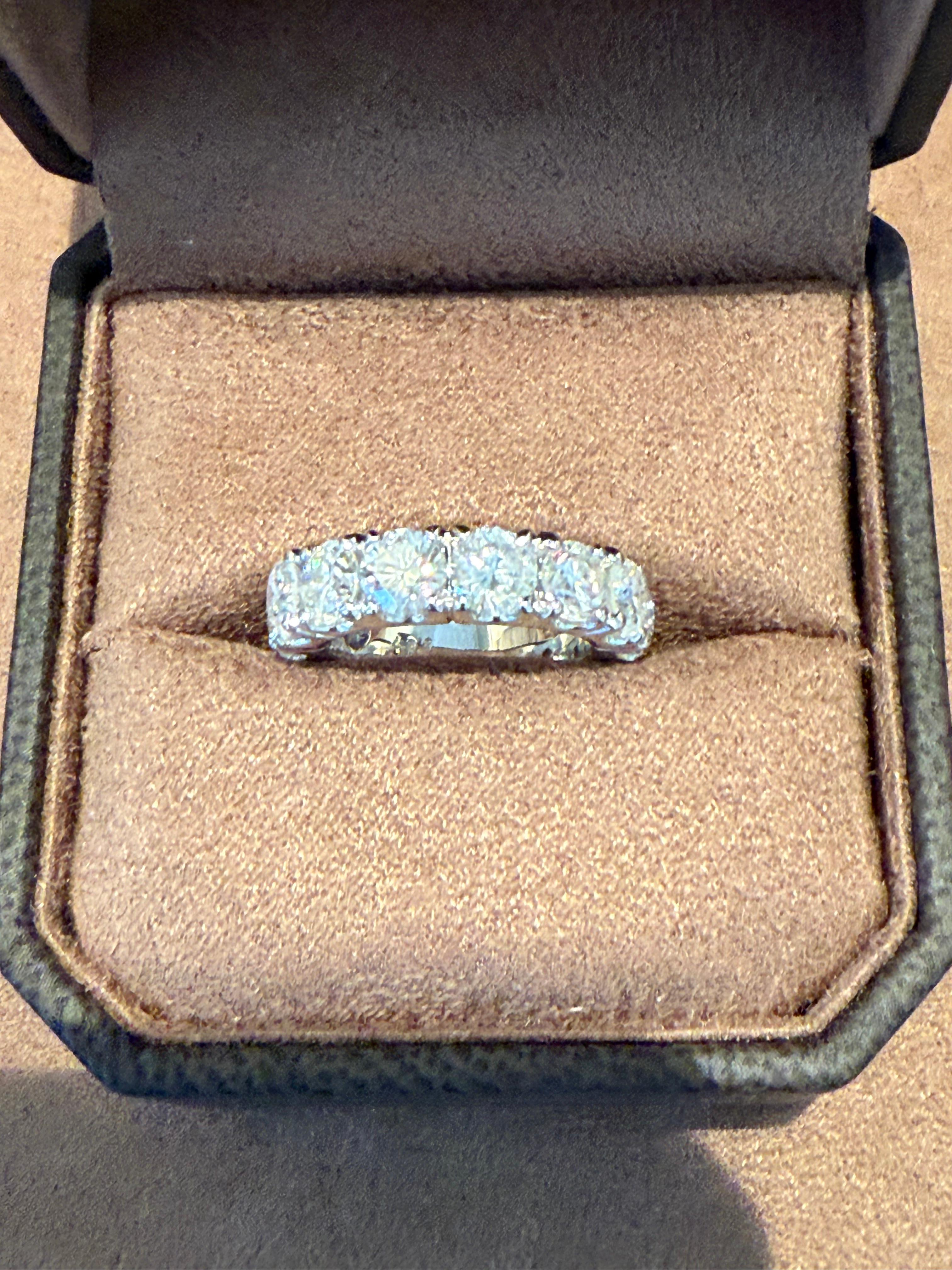 Platin Brillantschliff Diamant Ewigkeitsring 5,07 Karat Damen im Angebot