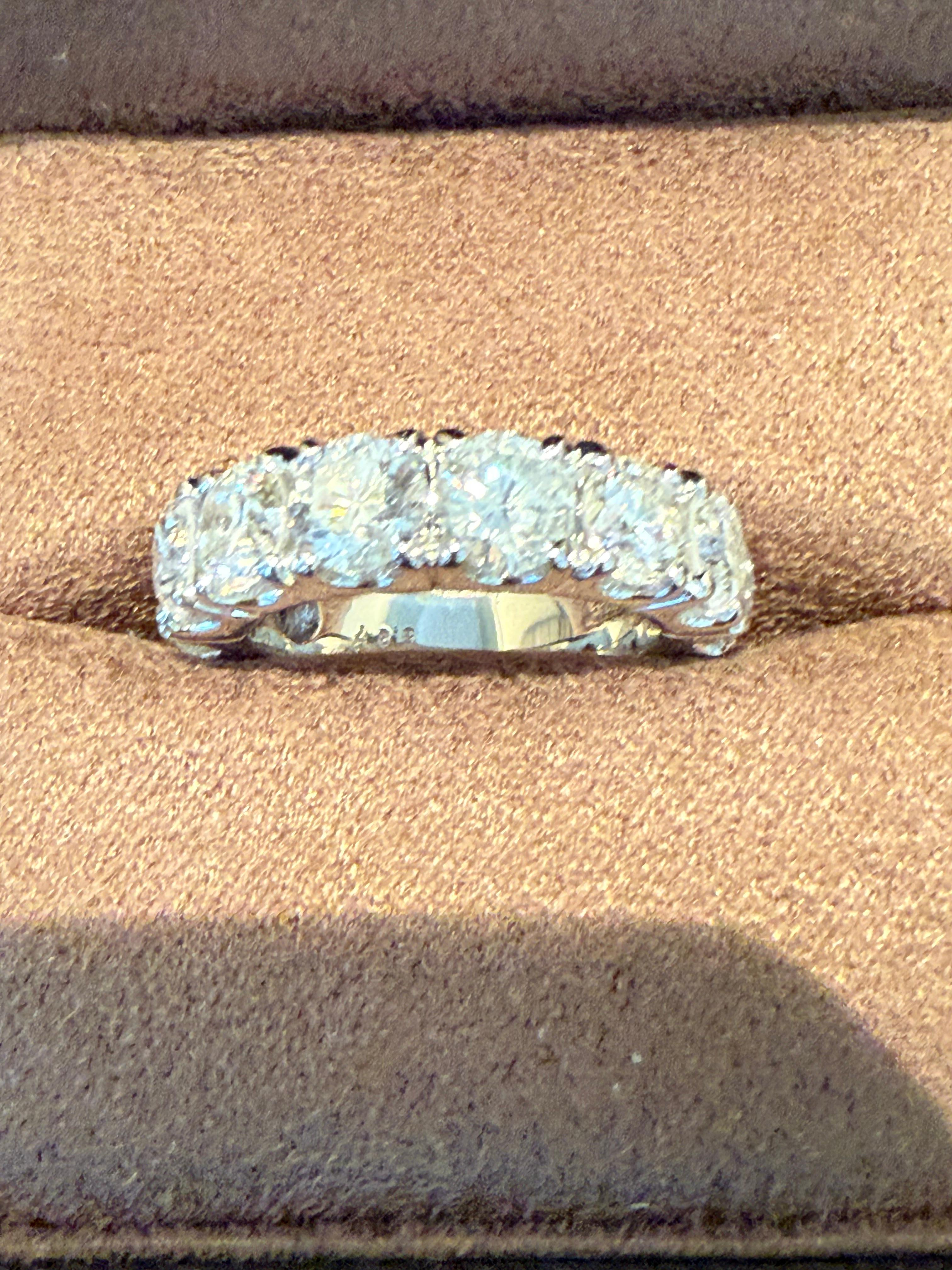 Platin Brillantschliff Diamant Ewigkeitsring 5,07 Karat im Angebot 1