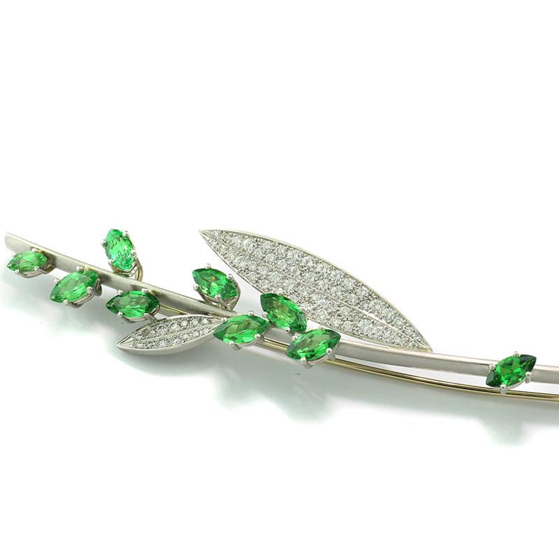Broche de platino diamantes impecables tsavoritas joyería artesanal de marca G. Krauss Contemporáneo en venta