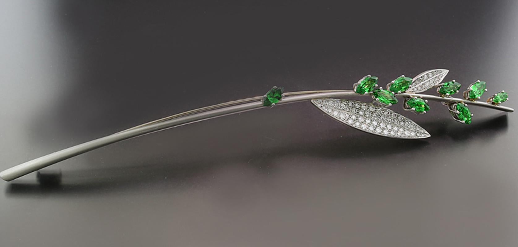 Broche de platino diamantes impecables tsavoritas joyería artesanal de marca G. Krauss Corte brillante en venta
