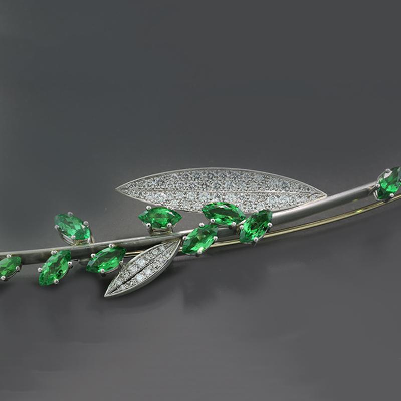 De las mujeres Broche de platino diamantes impecables tsavoritas joyería artesanal de marca G. Krauss en venta