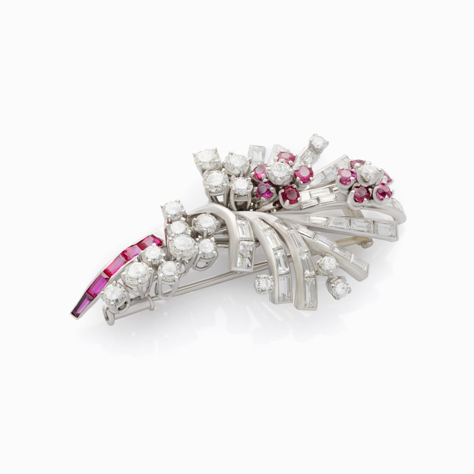 Platinbrosche mit 3,95 Karat Diamanten und 1,10 Karat Rubinen (Brillantschliff) im Angebot
