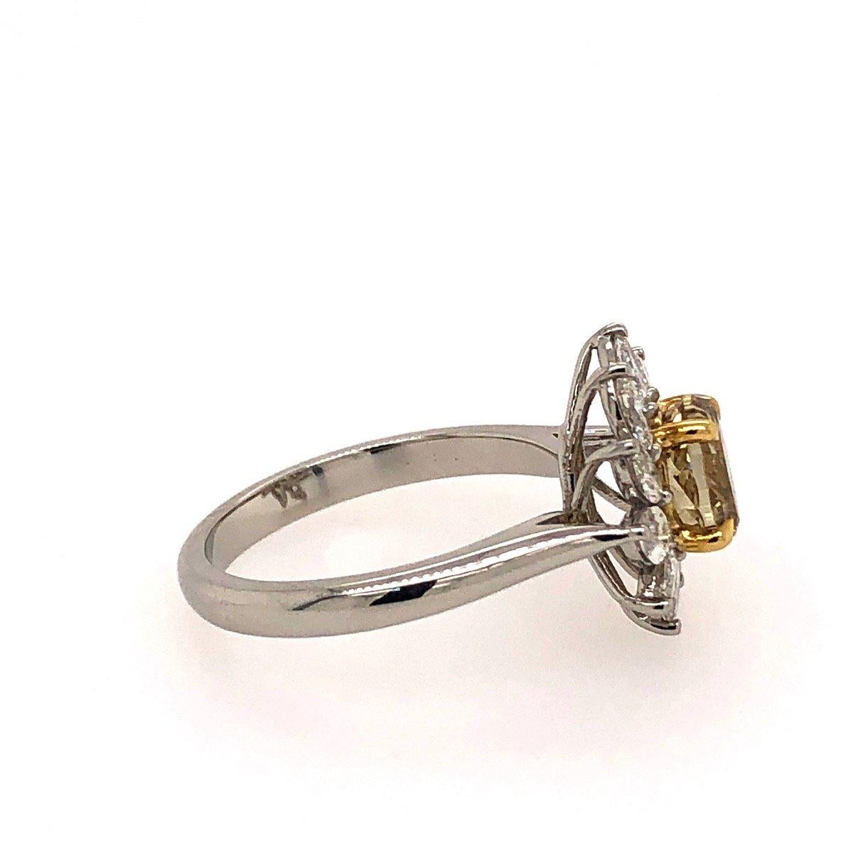 Dieser einzigartige Ring im Stil eines Blumensterns ist mit bräunlich gelben Diamanten und schrägen Marquise-Diamanten besetzt. Metalltyp: Platin + 18kt Gelbgold. Der Ring besteht aus einem ovalen, dunkelbraun-gelben Diamanten von 1,39 Karat und