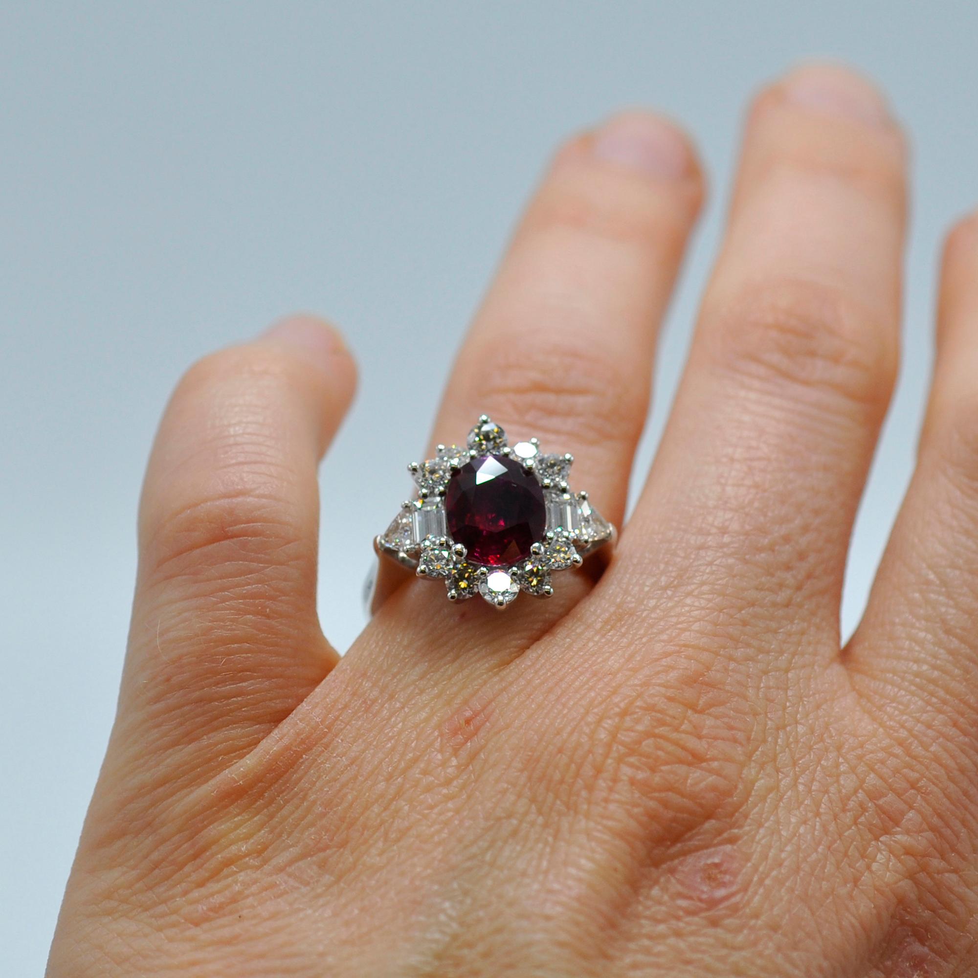 Platinum Burma Ruby and Diamond Ring Damen