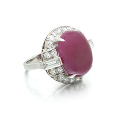 Anello in platino con rubino birmano a cabochon e diamanti, 19,15 carati