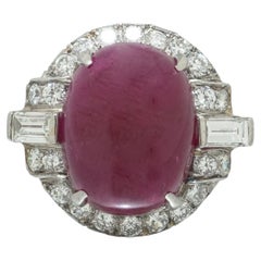 Anello in platino con rubino birmano a cabochon e diamanti, 19,15 carati